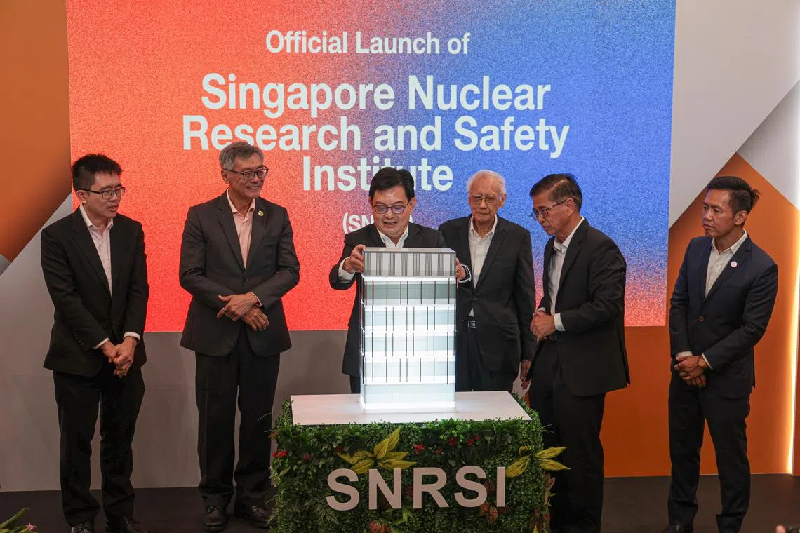 国立研究基金会主席王瑞杰（左三）、新加坡国立大学校长陈永财教授（左二）、新加坡核研究与安全院主席雷普权教授（右三）、新加坡核研究与安全院院长庄庆耀副教授（右二）、贸工部副常务秘书（能源和碳）陈建隆（右一），以及国家环境局局长黄康杰一同见证新加坡核研究与安全院正式开幕。（李冠卫摄）