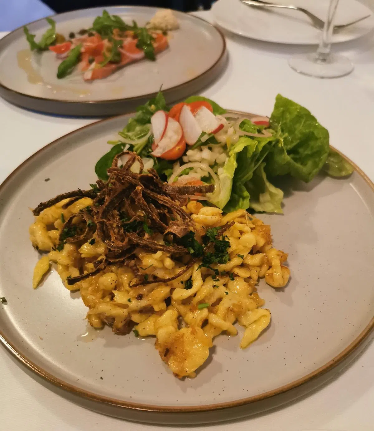 德国Kaesespaetzle是拌芝士的面疙瘩，最后撒上炸洋葱丝。（陈爱薇／图）