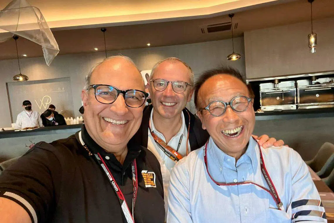 王明星（右）与易华仁（左）及F1首席执行官Stefano Domenicali（中）的合照。（取自易华仁脸书）