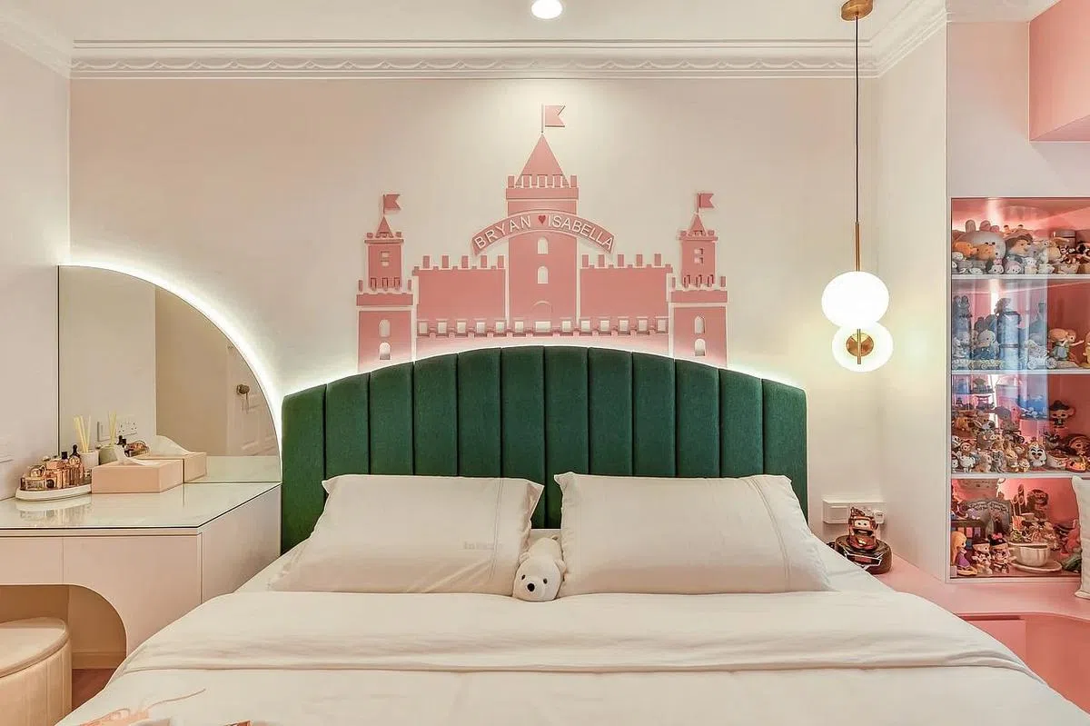 卧室床头的墙是绝佳装饰空间。（Fyner Interior提供照片）