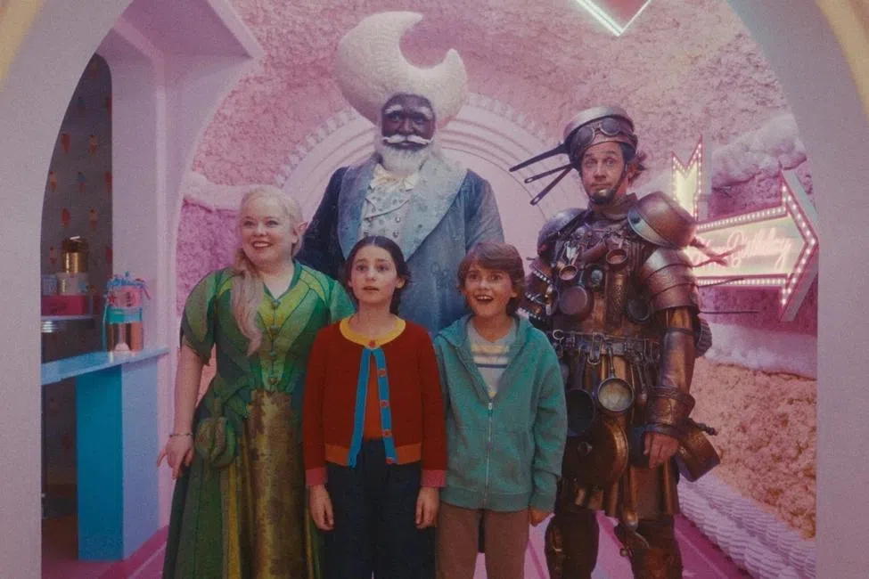 片中小孩在魔法世界中快乐地穿梭遨游。（邵氏机构提供）