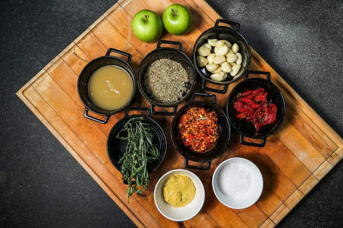 托斯卡纳烤五花肉所需食材。（白艳琳摄）