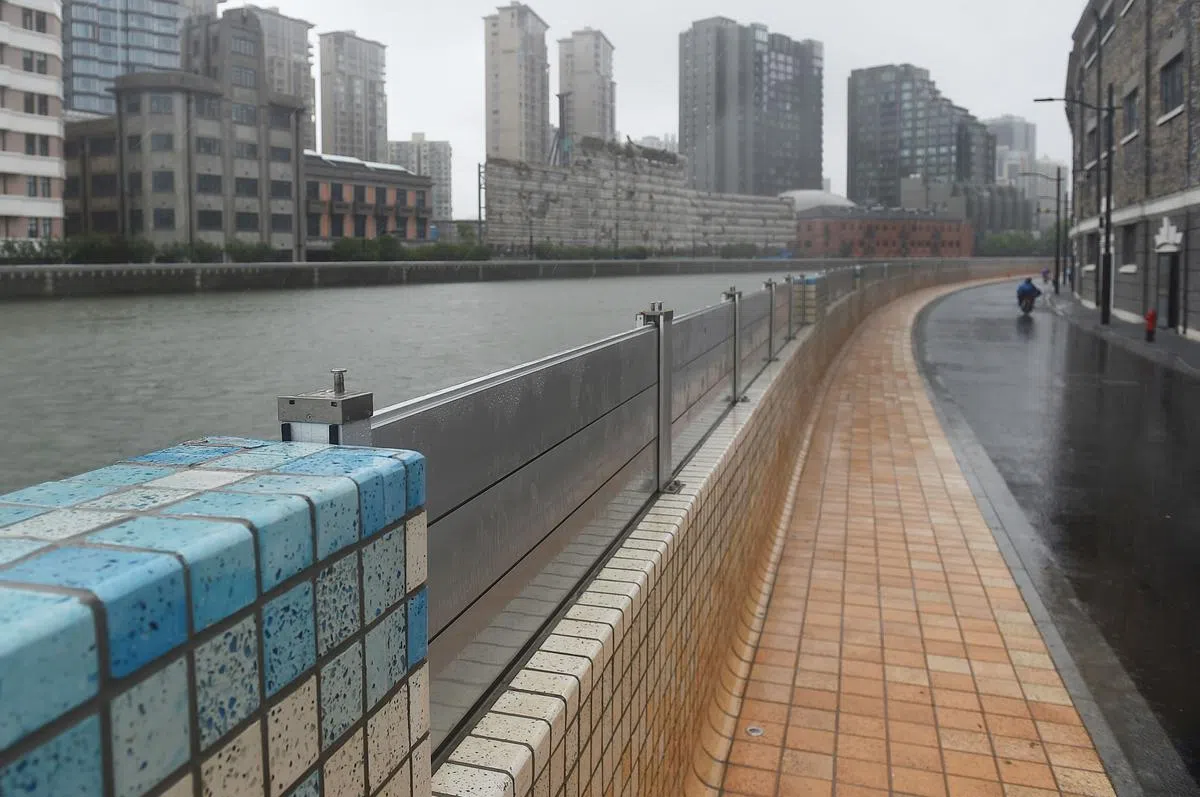 上海官方昨天在苏州河防汛墙使用“插板式”防汛设备。（中新社）