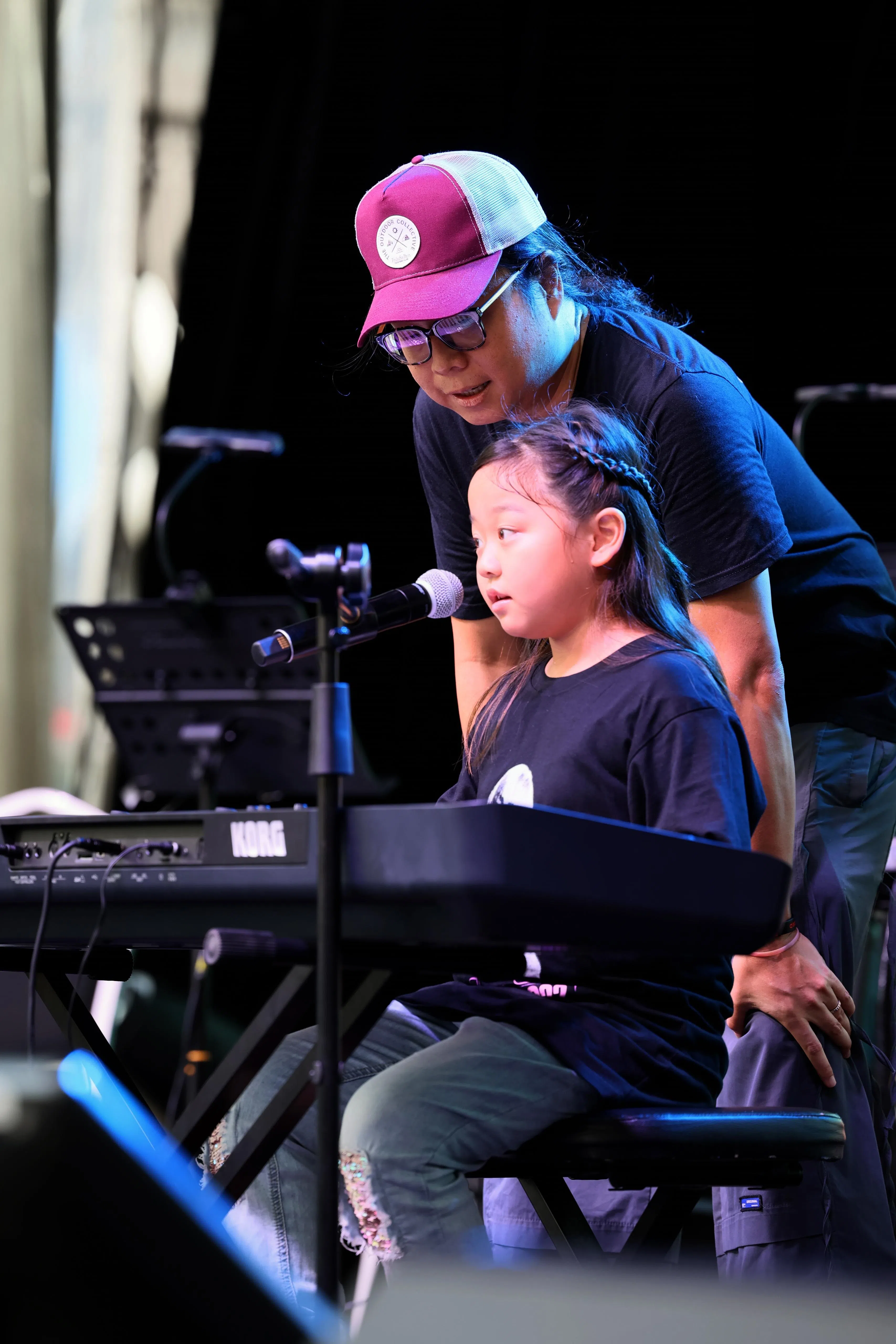 黄韵仁（后）鼓励女儿体验不同的表演舞台。（黄韵仁提供）