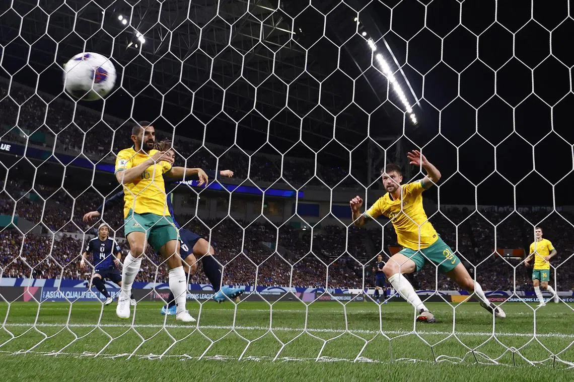 澳洲后卫伯杰斯（右）在球队领先的情况下送出乌龙球。（路透社）