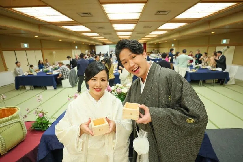 陈熙（右）和Mami耗了大概一个多小时才穿上厚重的日式传统礼服。（取自陈熙IG）