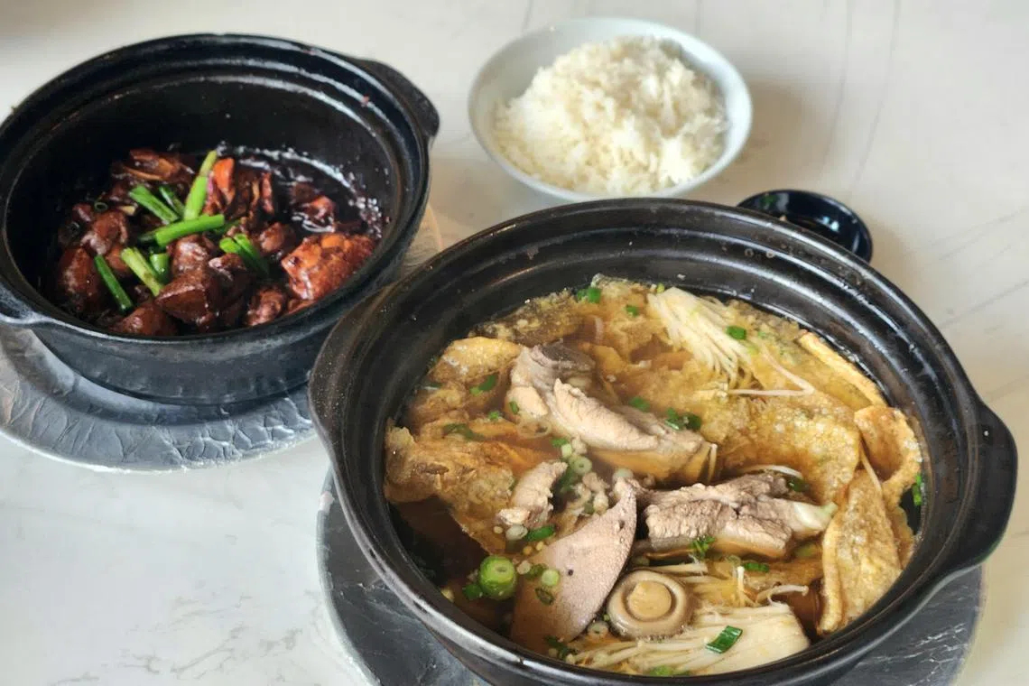 顺发新山肉骨茶的砂煲肉骨茶（前）保有新山风味，可添加麻油鸡等其他砂煲料理。（陈爱薇摄）