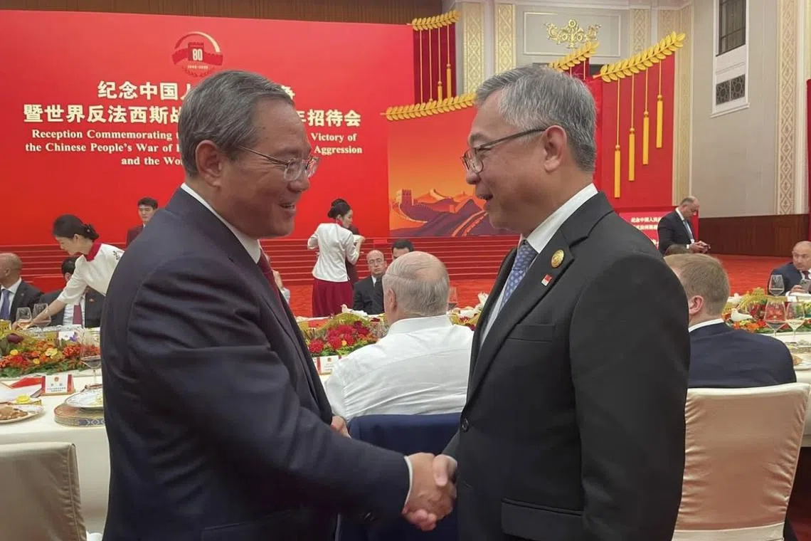 颜金勇（右）与中国总理李强在抗日战争暨世界反法西斯战争胜利80周年招待会上交流。（颜金勇IG ）