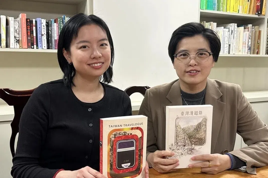 《台湾漫游录》英文译者金翎（左）和作者杨双子，获得国际奖项肯定。（互联网）