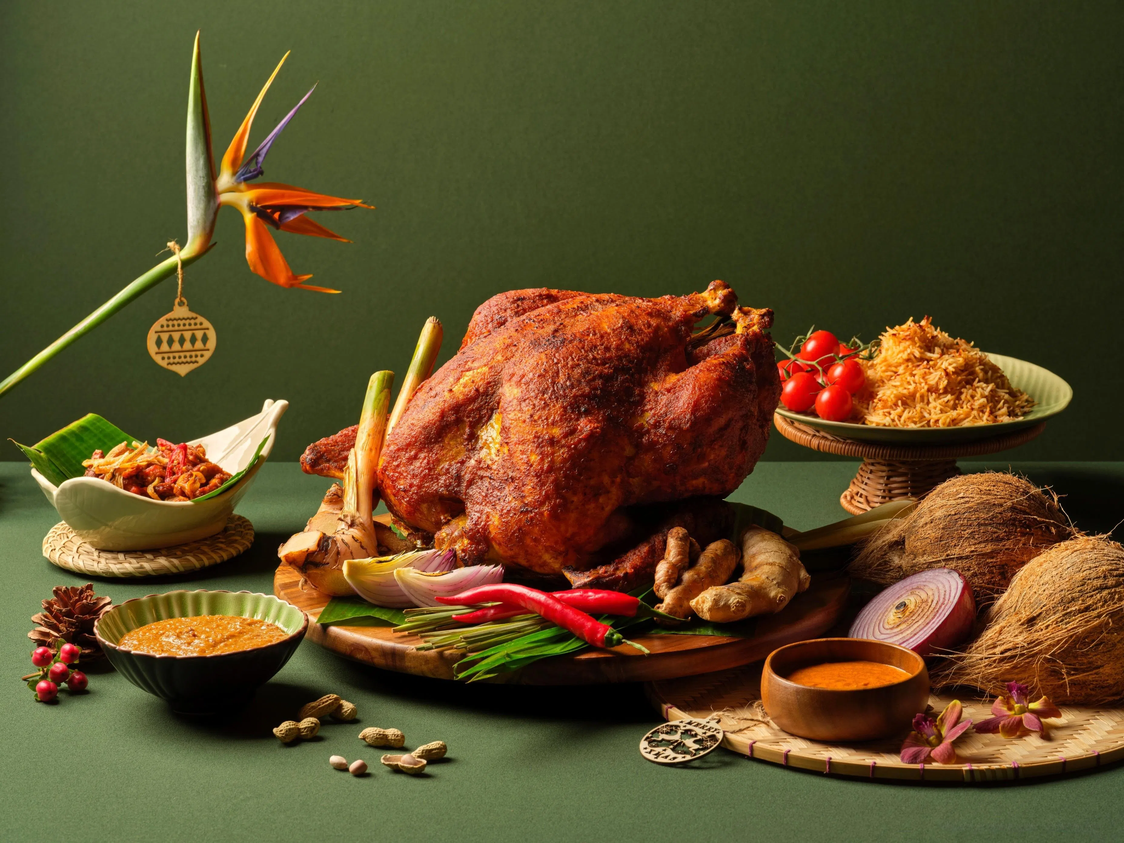 富丽敦酒店今年主打马来风味香料烤火鸡，搭配番茄香饭、参峇江鱼仔与椰奶酱。（酒店提供）