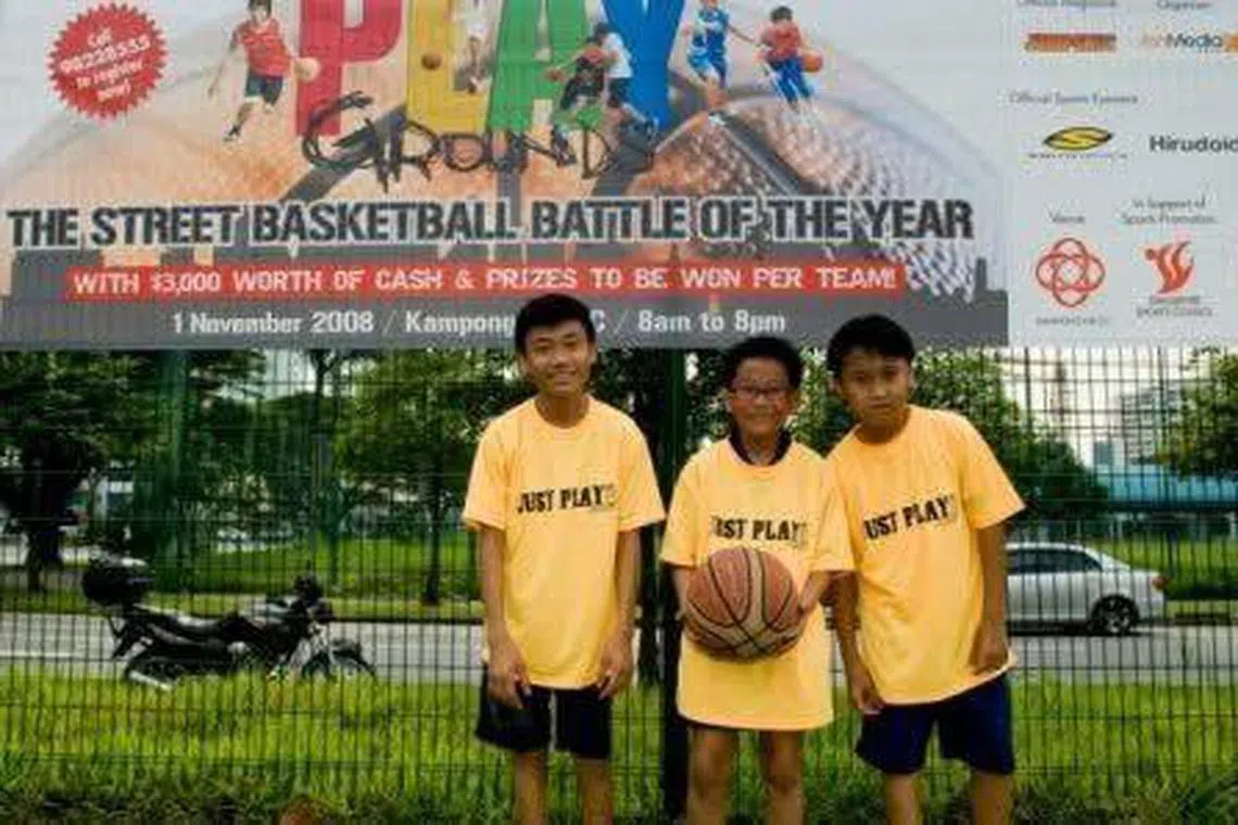 吴文熙（右）从小学就开始打篮球。他最喜欢的NBA球星是利拉德，就连Instagram的名字都叫“利拉德时间”。利拉德因为著名的“看手表”庆祝动作而闻名，这对成为长跑运动员、需要时刻关注时间的吴文熙来说，有潜移默化的影响。（受访者提供）