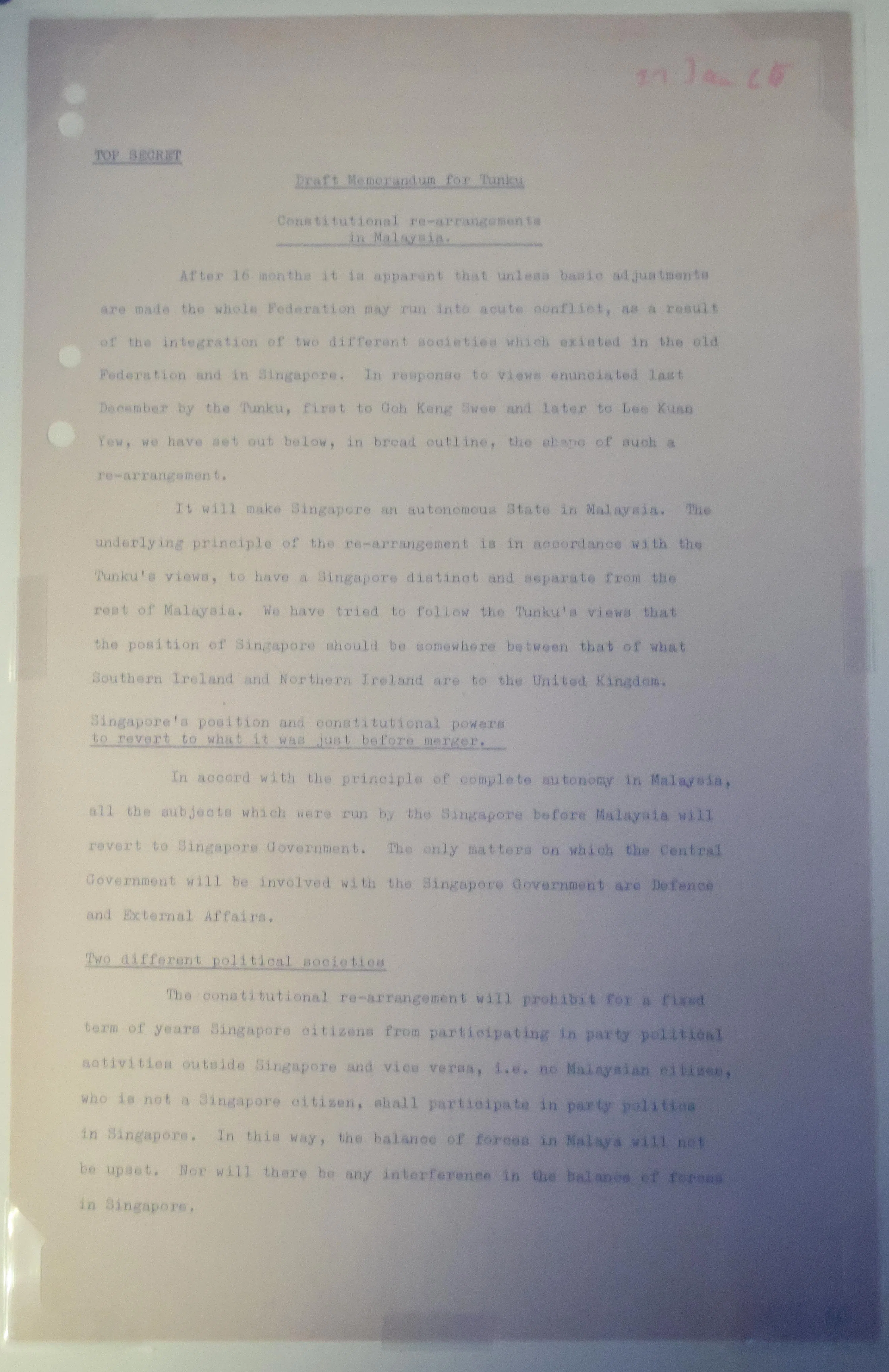 图为李光耀1965年1月27日就马来西亚宪制重新安排草拟的备忘录。（唐家鸿摄）