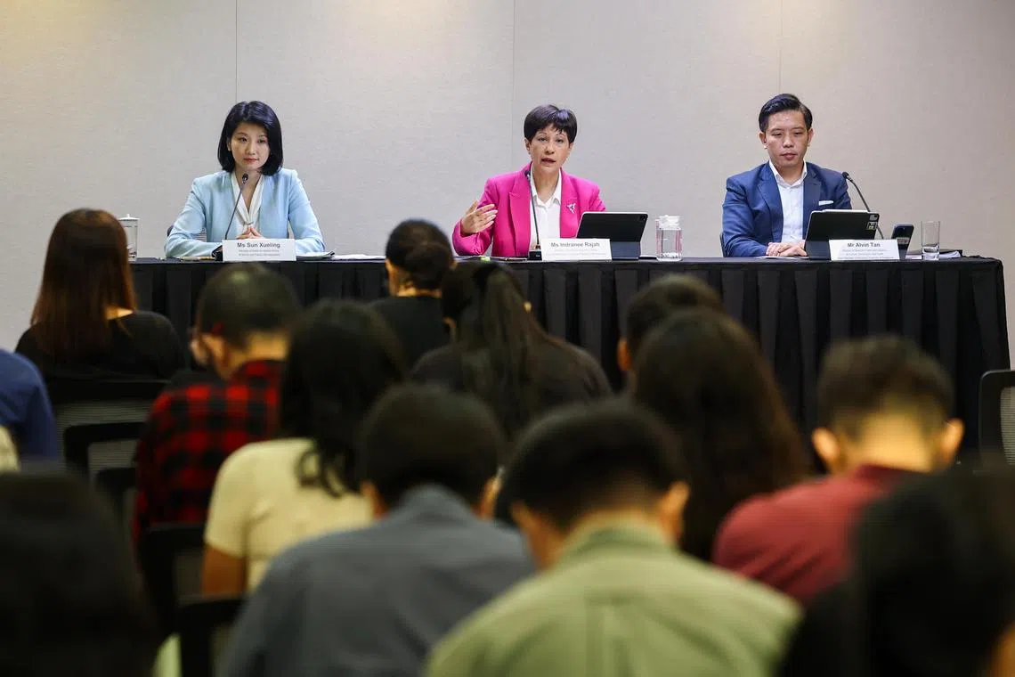 由总理公署部长兼财政部及国家发展部第二部长英兰妮（中）领导的跨部门委员会，星期五发表反洗钱报告。委员会成员包括内政部兼社会及家庭发展部政务部长孙雪玲（左）和贸工部兼文化、社区及青年部政务部长陈圣辉。（陈渊庄摄）