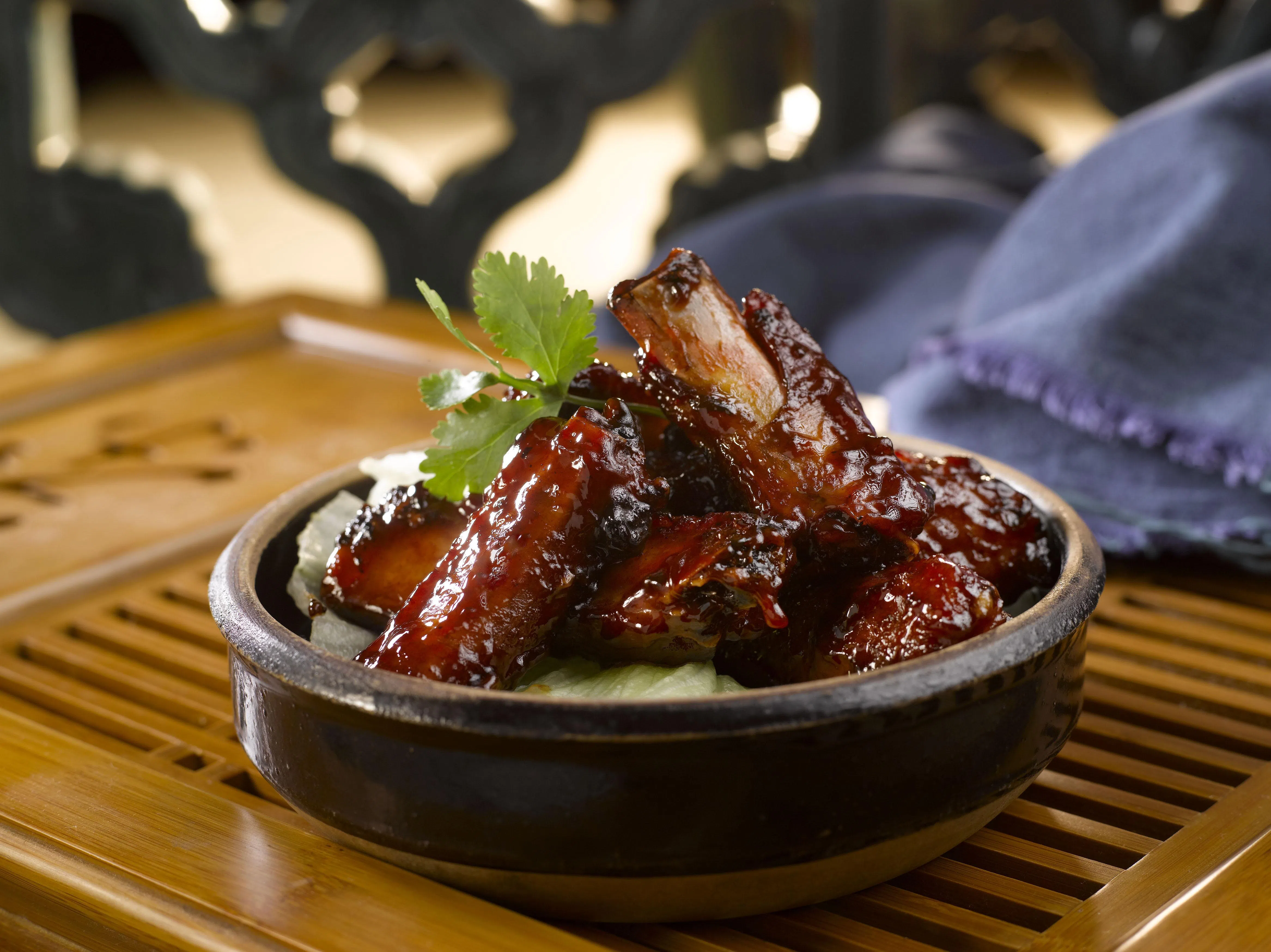 三盅两件的砵仔骨肉质软嫩，脱骨即食，腌制酱汁渗透其中，令人回味无穷。（餐馆提供）