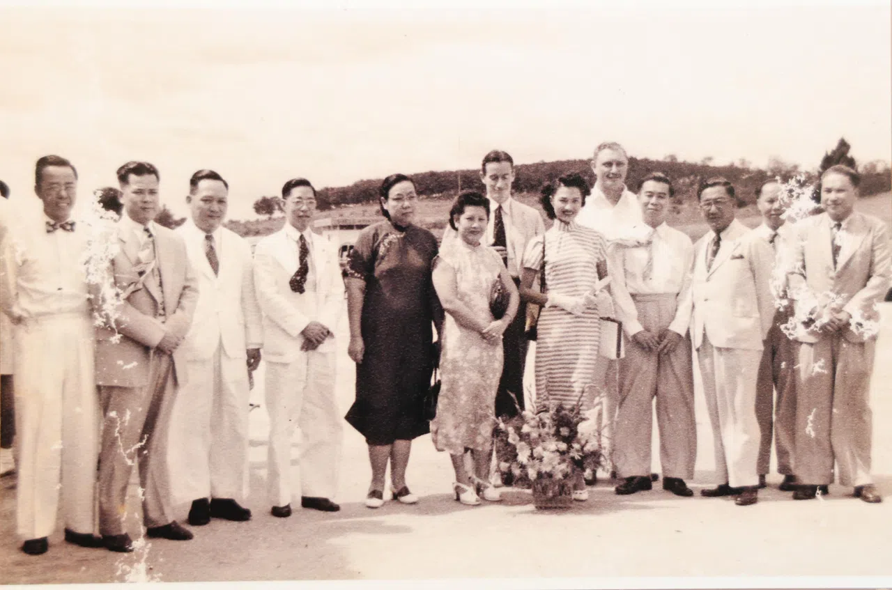 胡浪漫（左一）离开报业后与陈锦元创办电影公司，一行人与香港著名女星紫罗莲（前排右四）合影。（胡鸿展提供）