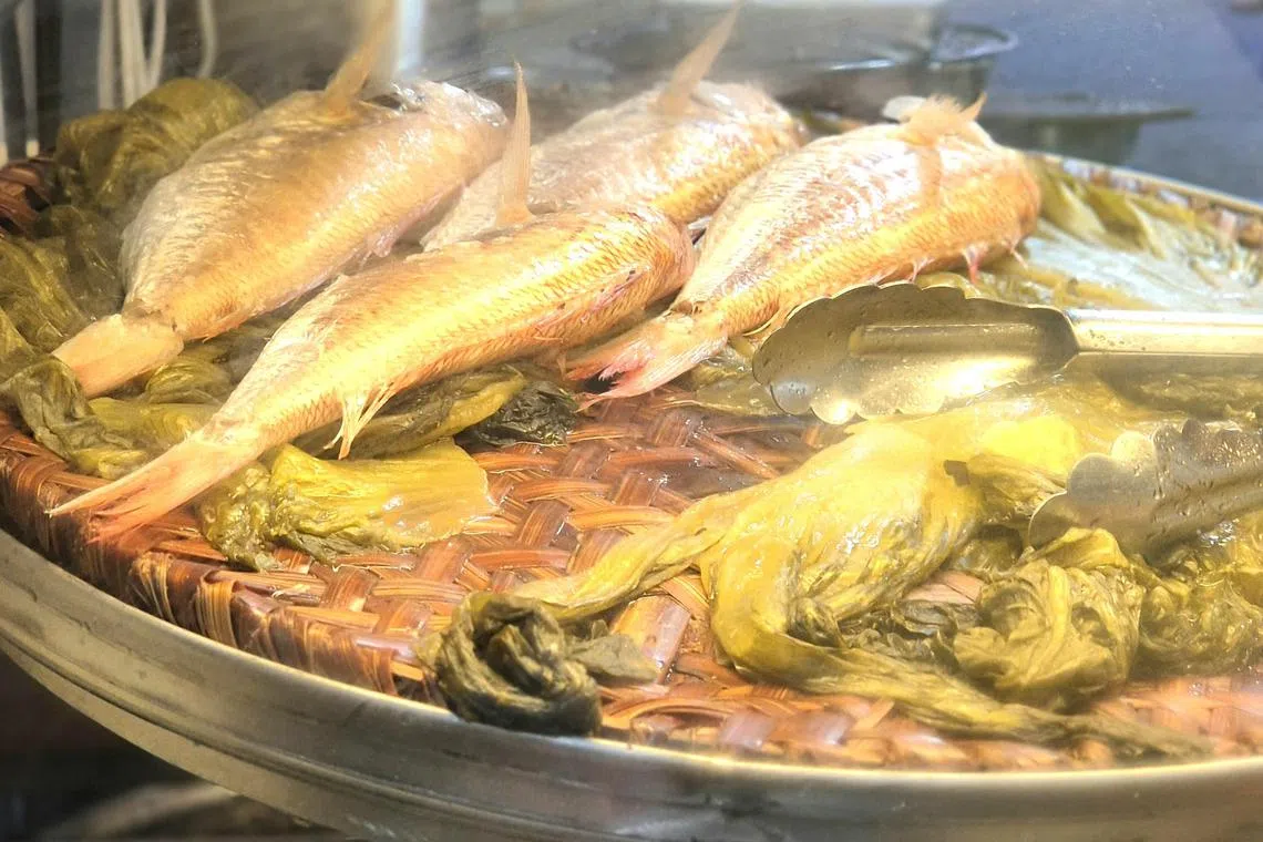 亚城潮州粥的简单鱼饭，是老饕的天堂级美食。（陈爱薇摄）