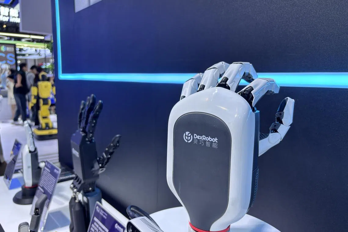 灵巧智能的五指灵巧手DexHand021 Pro有22个自由度仿生架构，可完成与人类手指类似的抓取任务。（黎康摄）