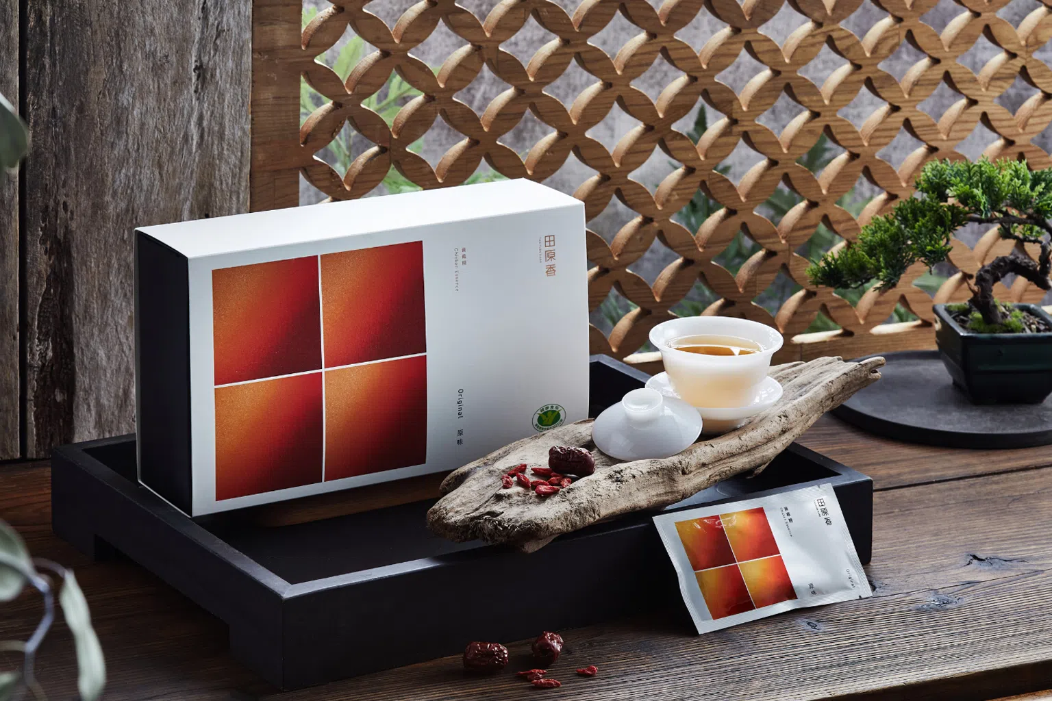 田原香滴鸡精是遵循传统古法，炭火炖滴的精华。（图/商家提供）