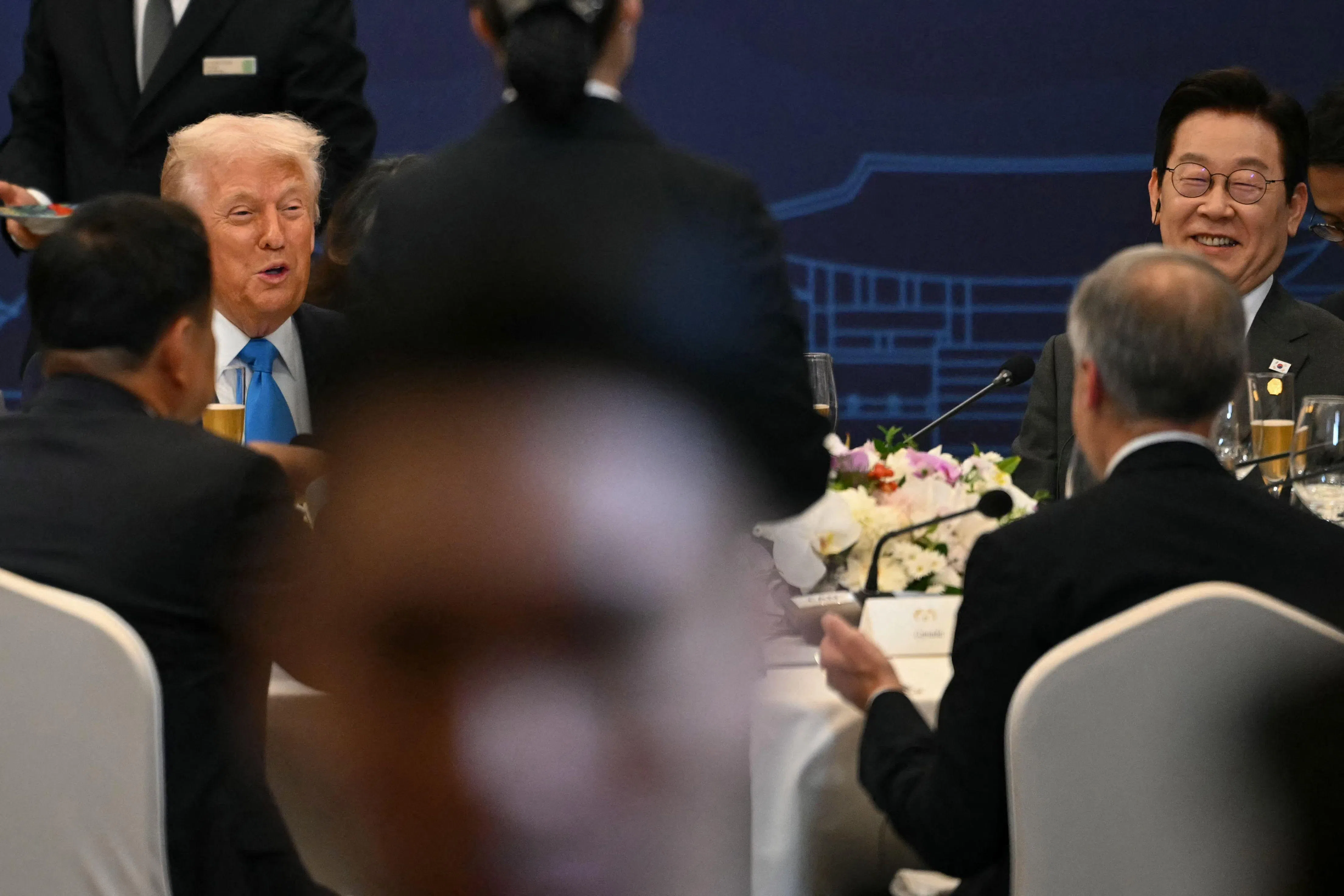 韩国总统李在明（面向镜头者右）星期三晚招待亚太经合组织（APEC）峰会与会领导人参加宴会。（法新社）