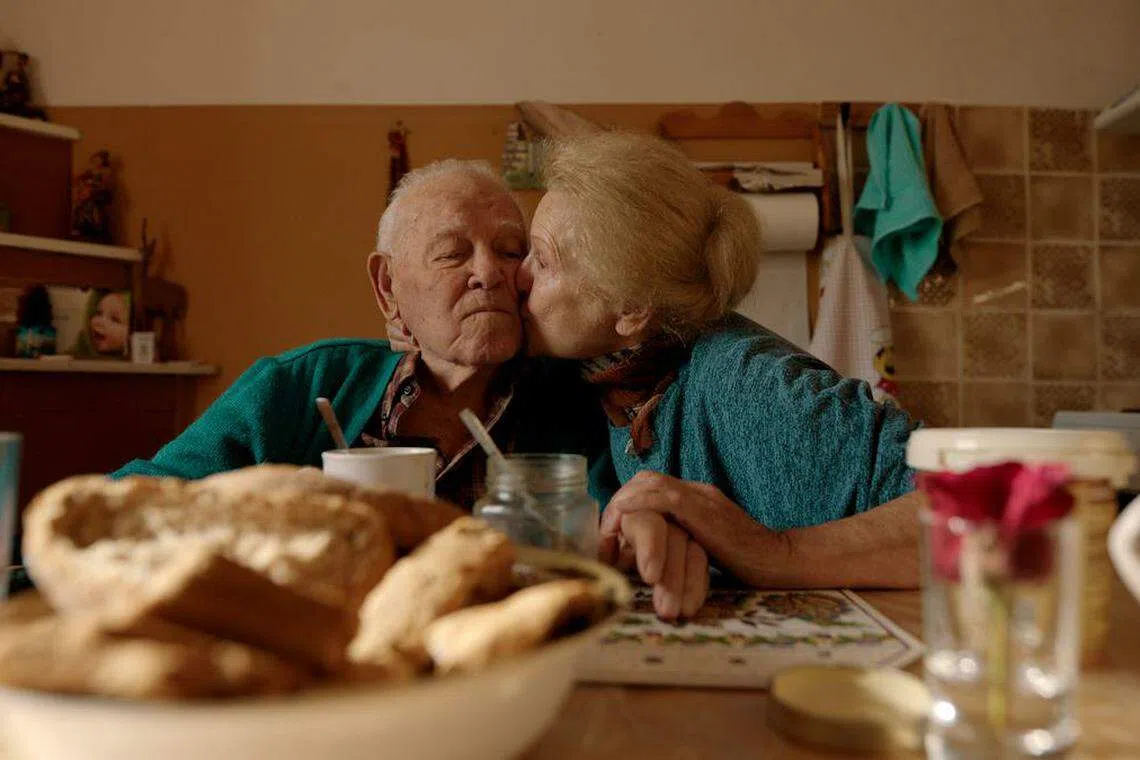 研究显示，伴侣是老人们的长寿秘方。（Netflix提供）