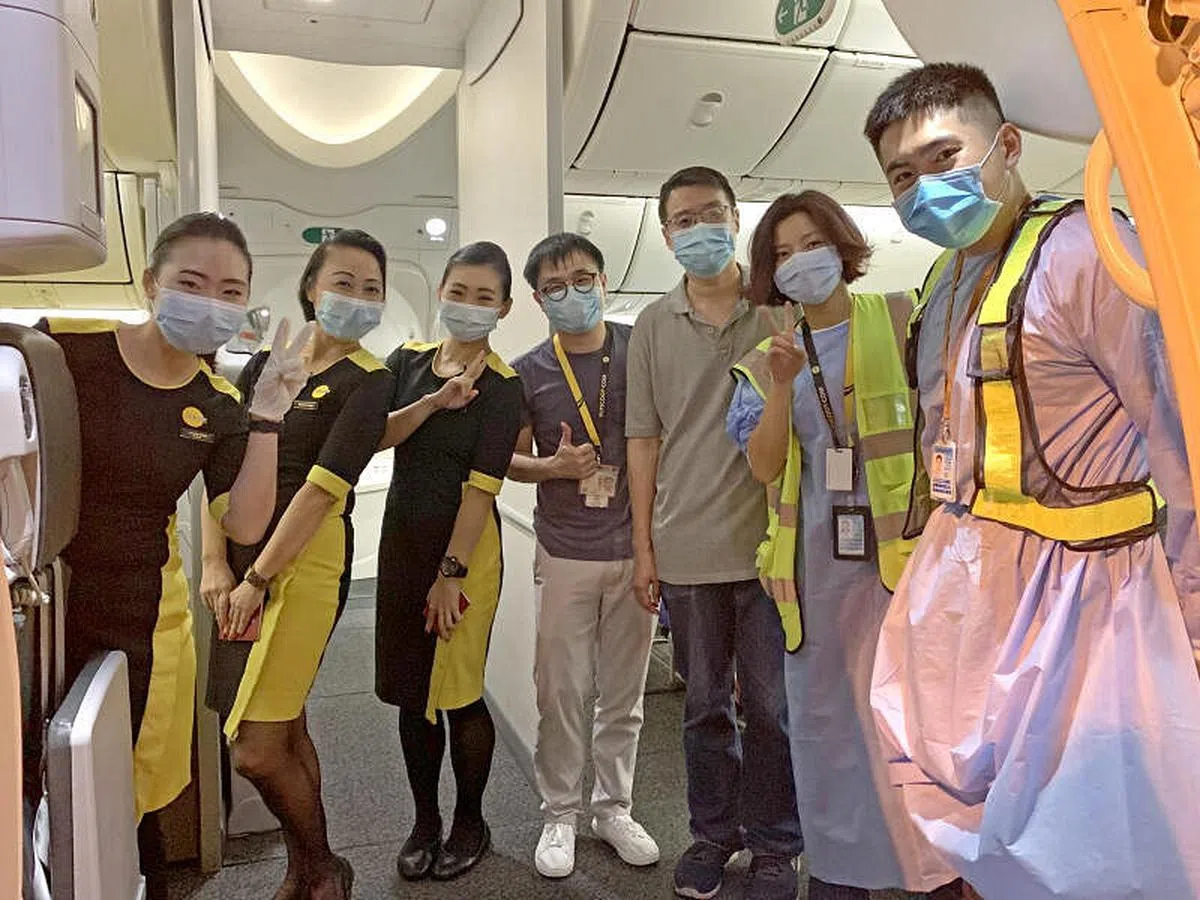 酷航的武汉站站长姚丽（右二）与同事在机舱内合照。（酷航提供）