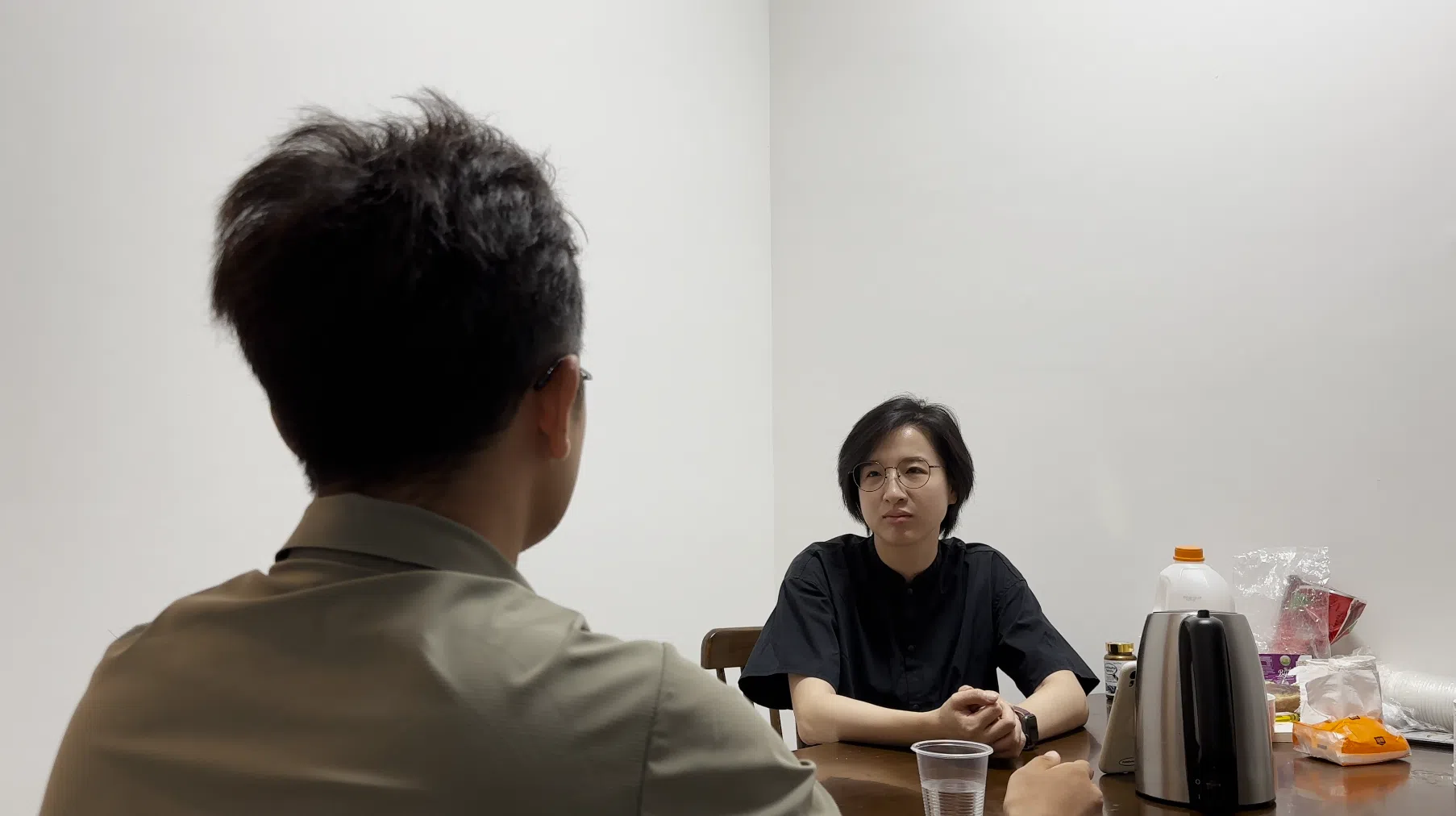 森林城市房产业主小李（化名）（左）受访时，对父母购买森林城市单位的决定既感后悔又无奈。（叶俊颖摄）