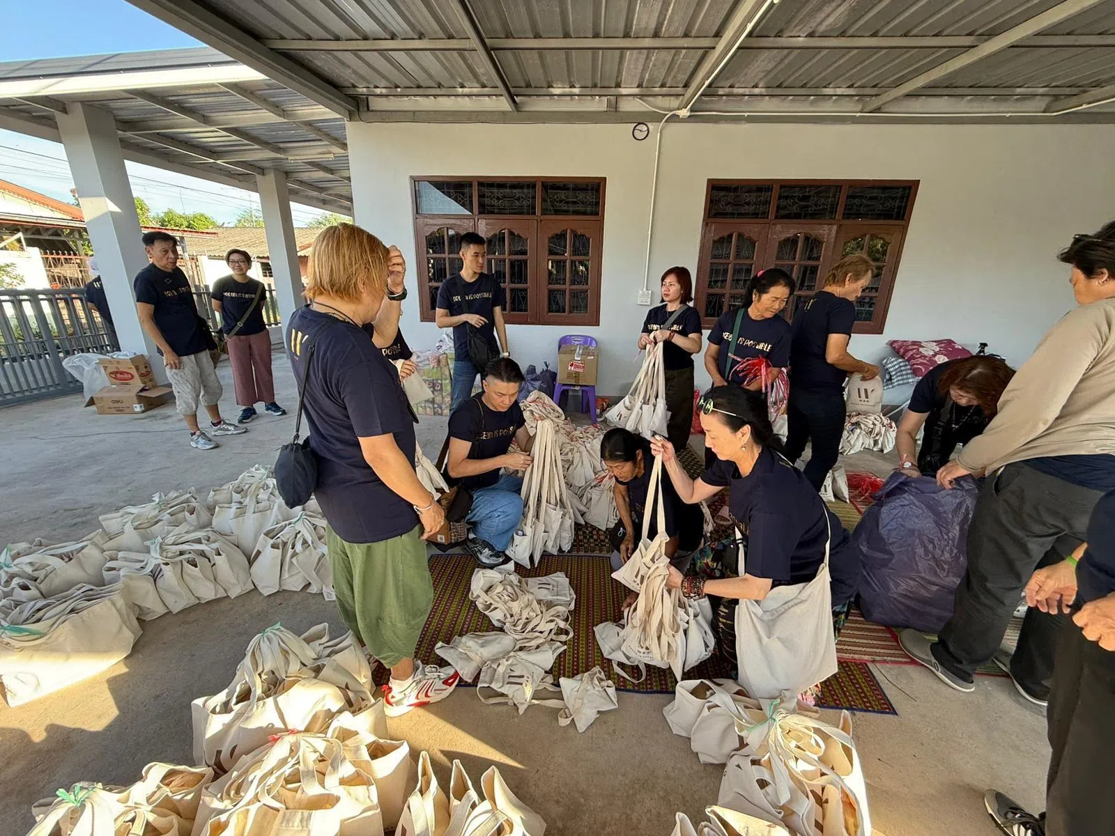 志愿者们在大本营打包物资。（受访者提供）