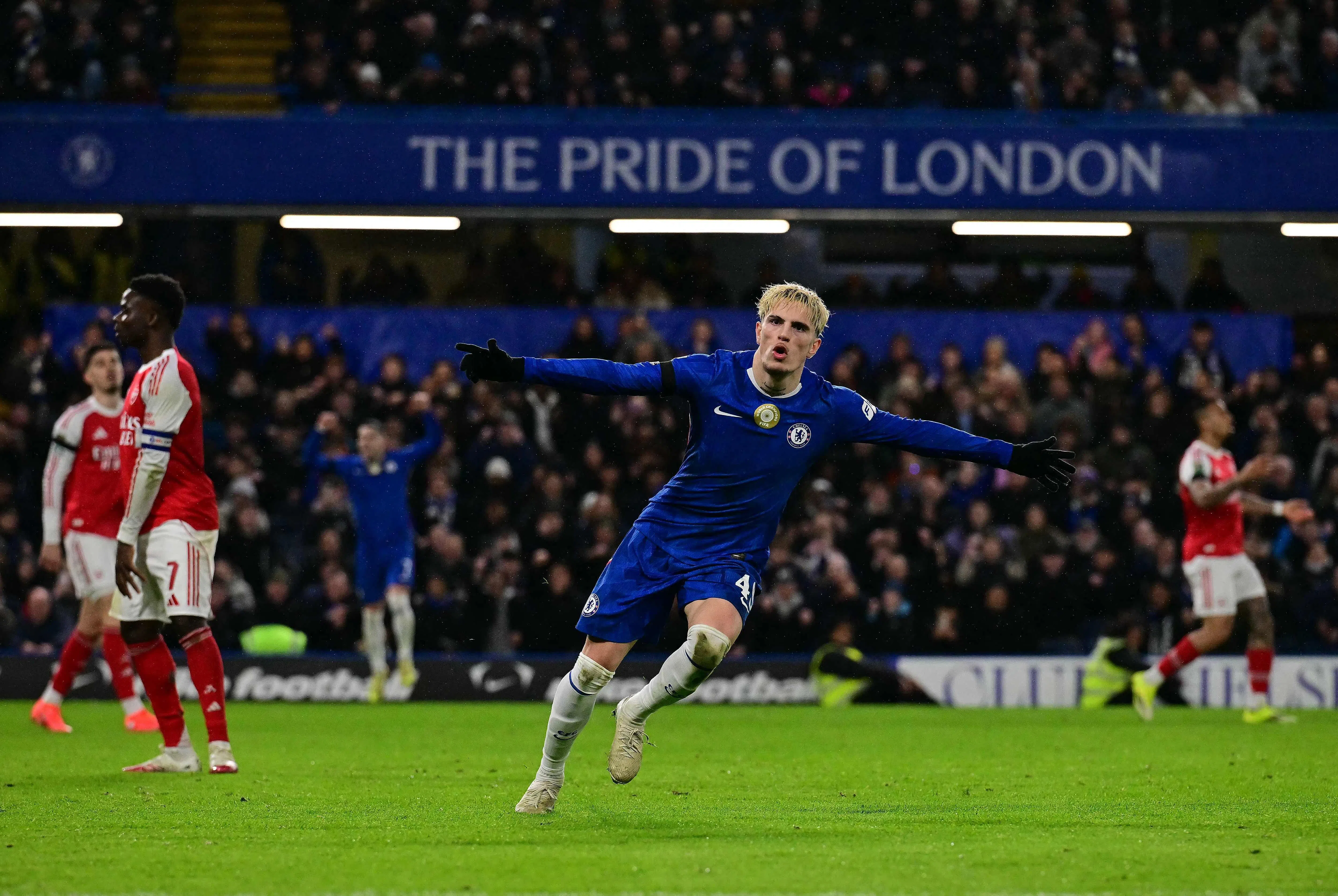 加纳乔（中）为切尔西梅开二度，保住晋级希望。（法新社）