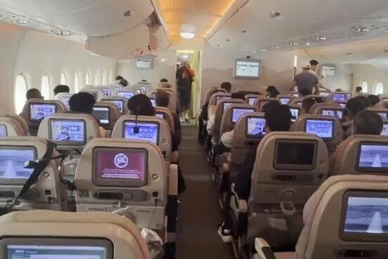 逾300名乘客杭州被困机舱超10小时 阿联酋航空致歉