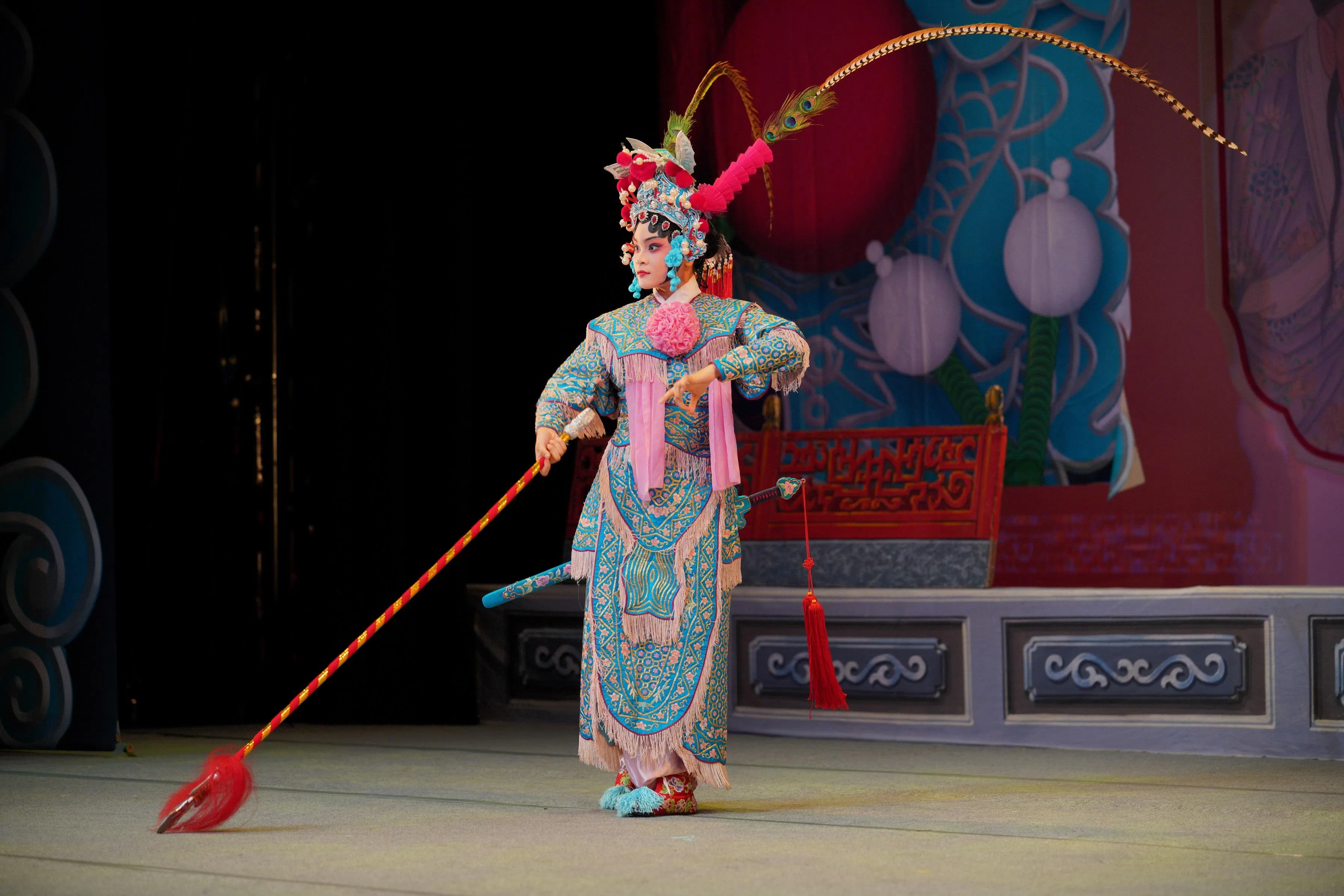 传艺青少年戏曲班学员吴可歆献演脍炙人口的黄梅戏《扈家庄》。（新加坡传统艺术中心提供）