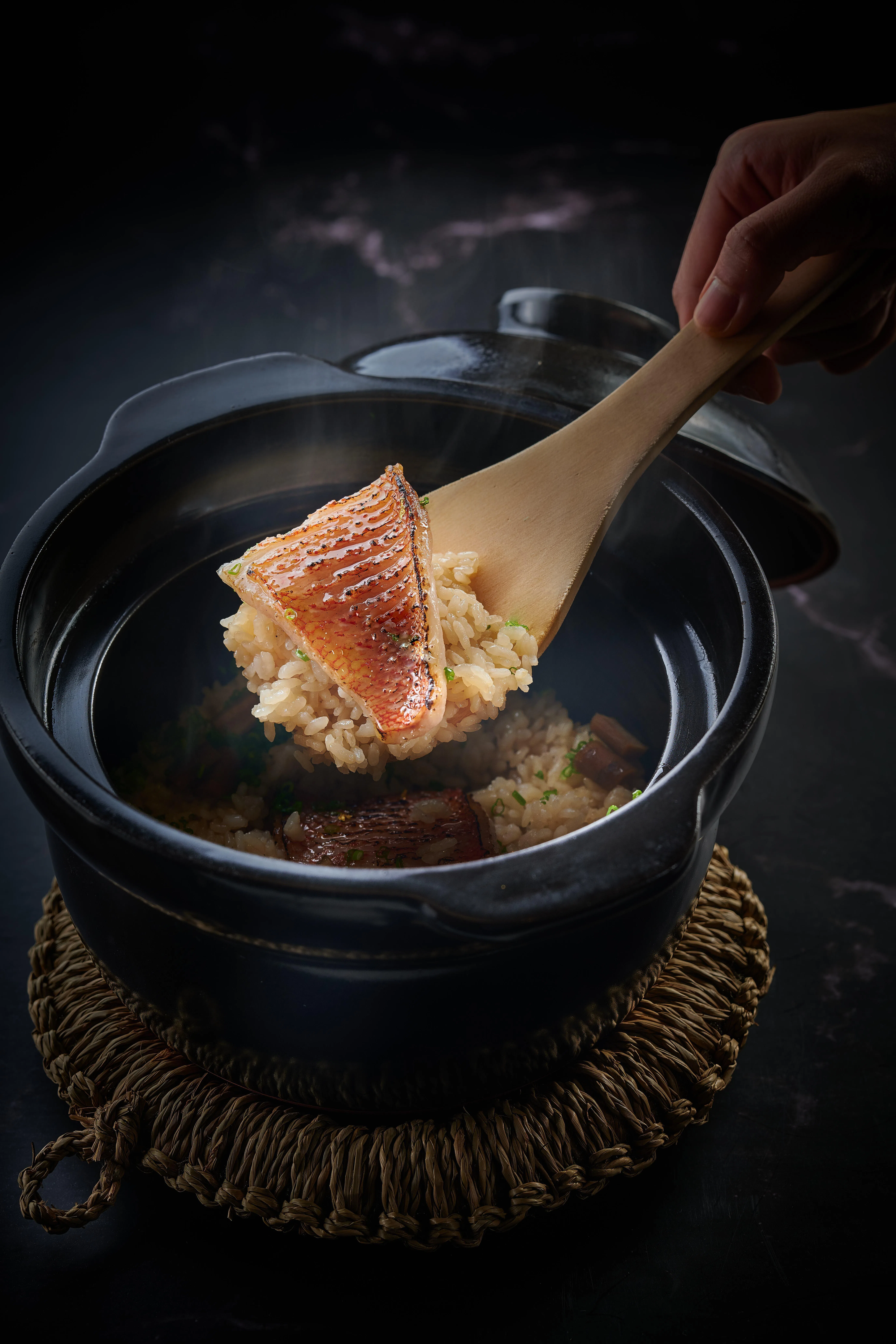 金吉鱼与牛蒡土锅饭，鲜香四溢。（餐馆提供）