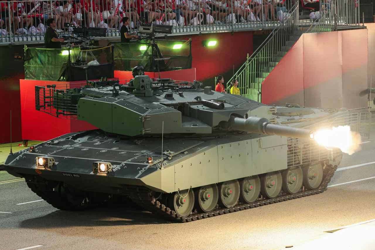 豹2SG型主战坦克秀火力。（李冠卫摄）