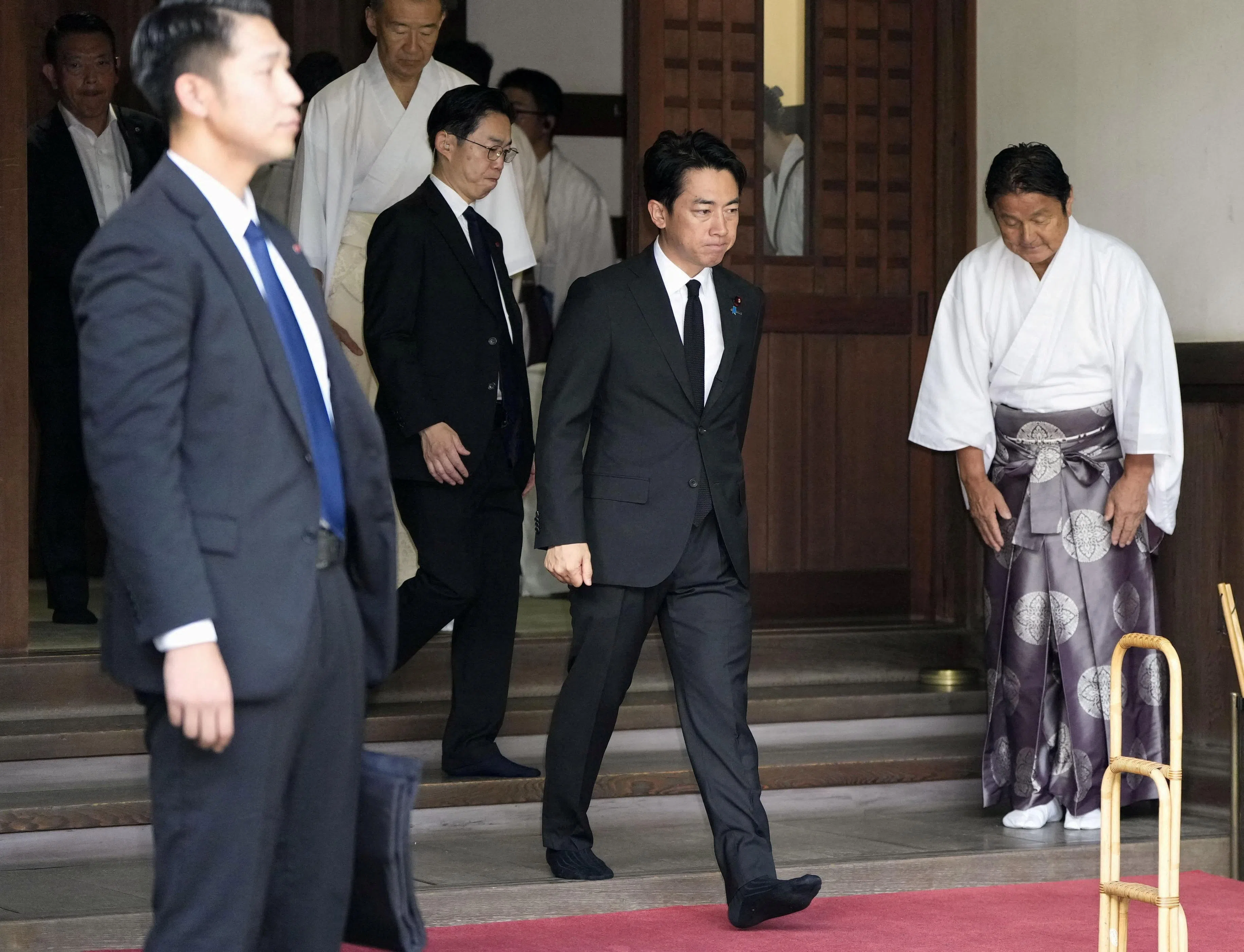 小泉进次郎（中）8月15日到靖国神社参拜，随后在Instagram发文说，他到靖国神社“向为国捐躯的英雄亡灵致以最诚挚的哀悼”，并重申坚守日本战后和平国家道路。（路透社）