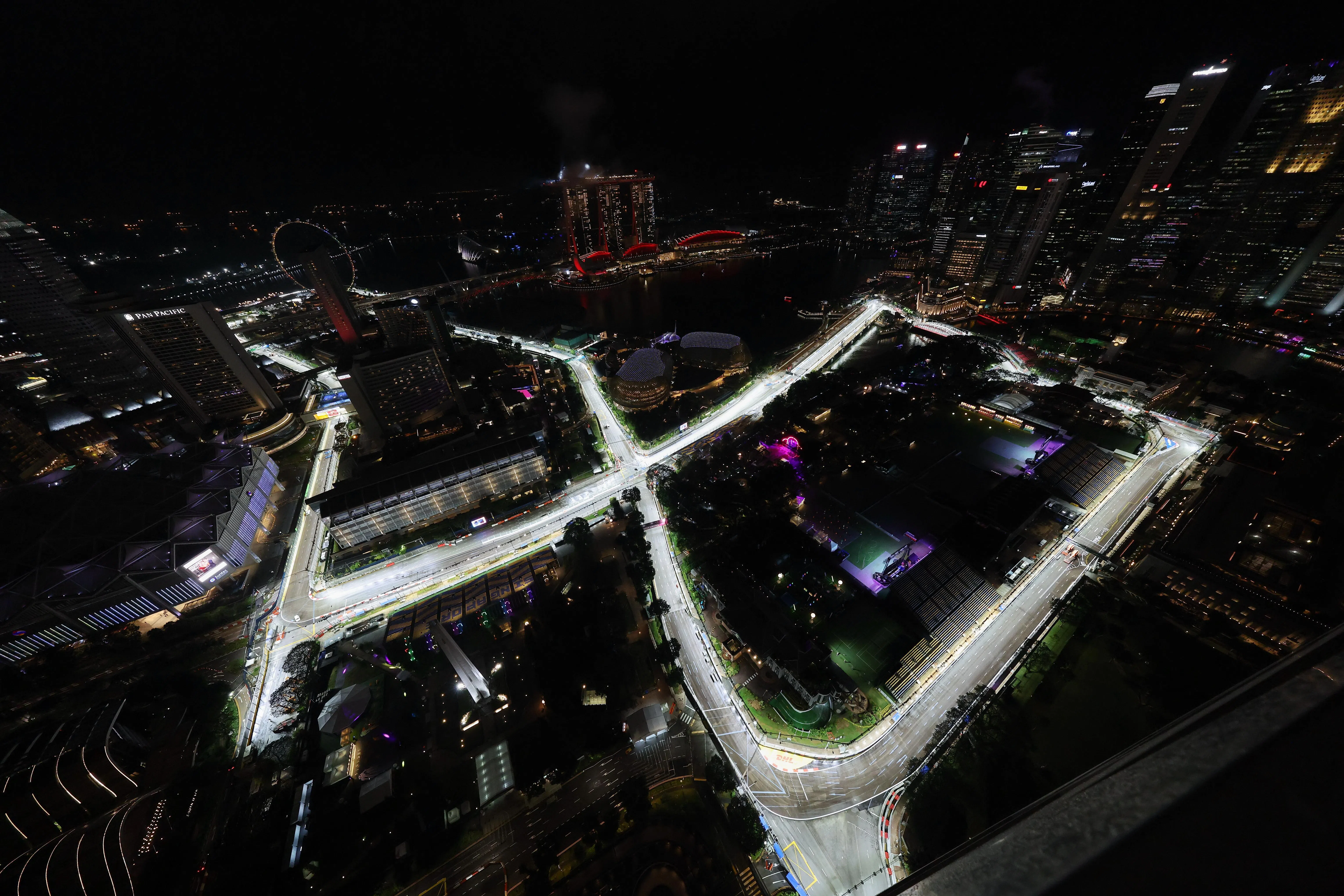 从新加坡费尔蒙酒店和瑞士史丹福酒店上可以看到滨海湾赛道的全貌，新加坡大奖赛是F1历史上的首场夜赛。（唐家鸿摄）