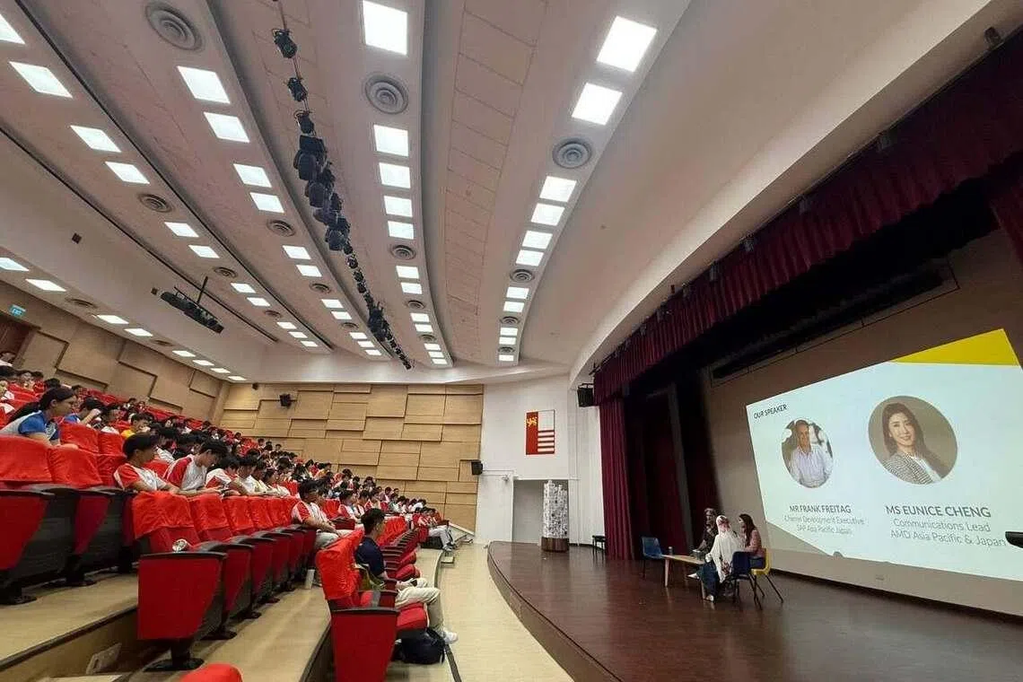 Advisory Singapore走进国家初级学院校园，为学生举办对谈讲座。（受访者提供）