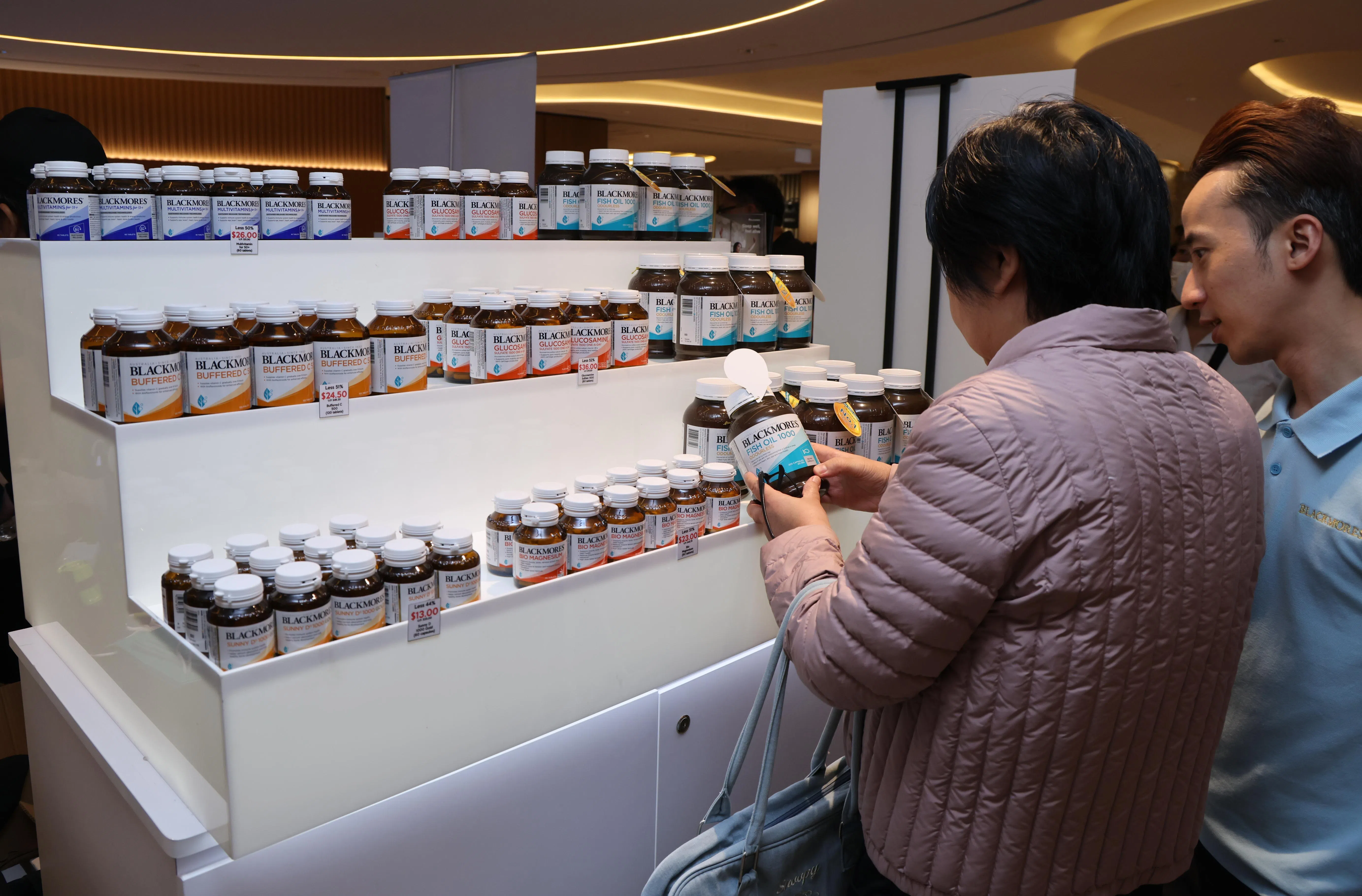 讲座赞助商Blackmores在现场设展摊，让参与者以优惠价选购营养补充品。（梁麒麟摄）