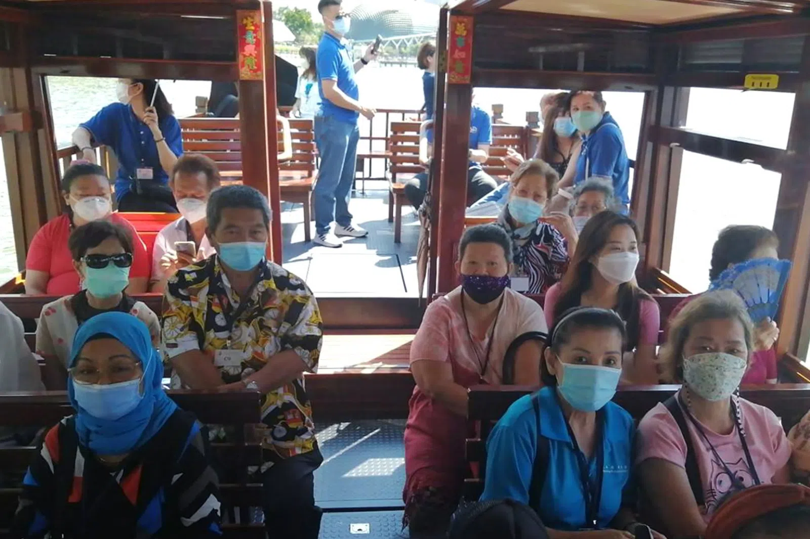 为回馈社会，优联积极参与义务工作。图为公司资助独居老人游船河。（图/优联提供）