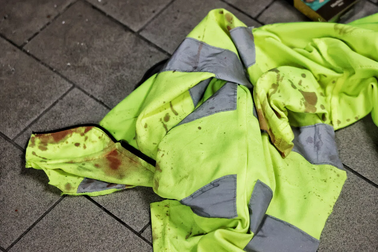 现场留下一件满是血迹的荧光安全外套。（徐颖荃摄）