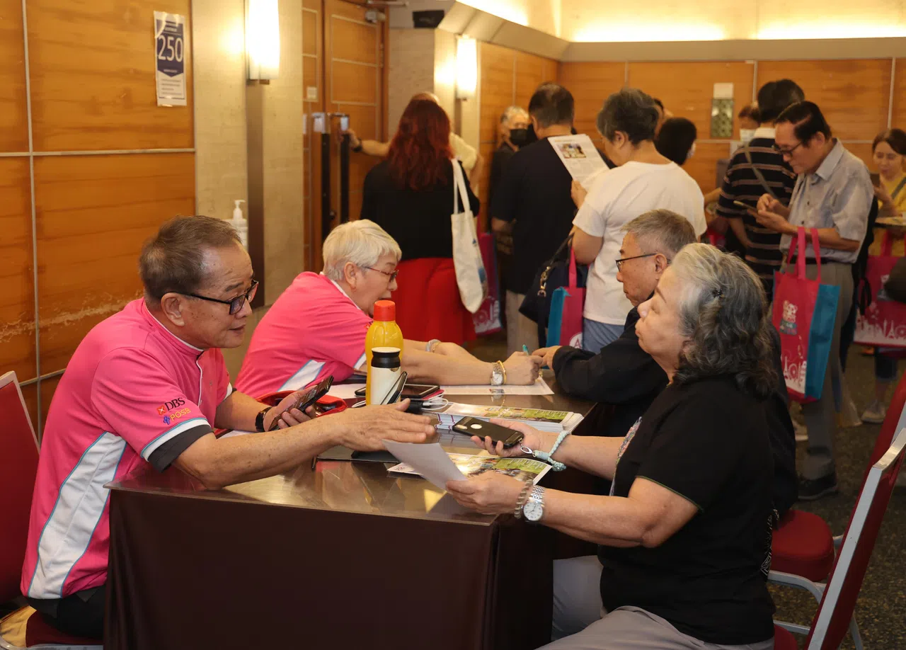 对蒙古旅游感兴趣的出席者，在会场外询问中欧航旅工作人员有关旅行团配套的信息。（邬福梁摄）