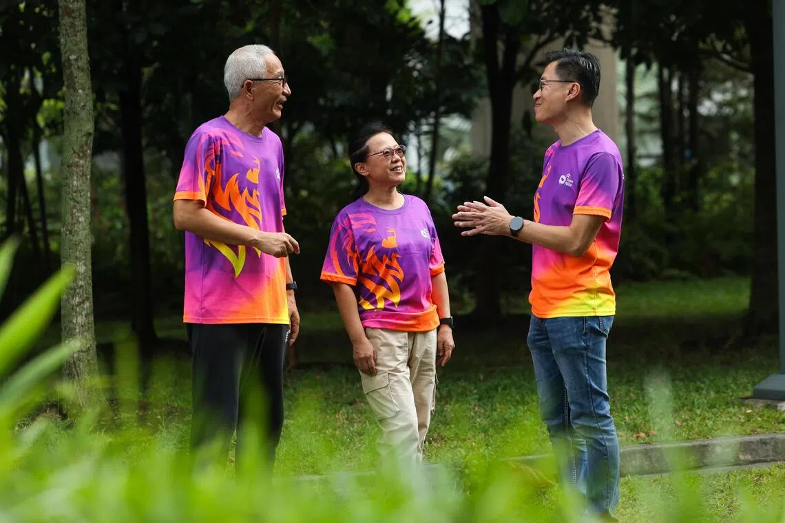 卓国强（右）认为，尼拉团队本就是一个大家庭。他与刘宗生（左）、张立明（中）夫妇此前素未谋面，但一认识便相见恨晚，围绕各种话题聊得热火朝天。 （张俊杰摄）