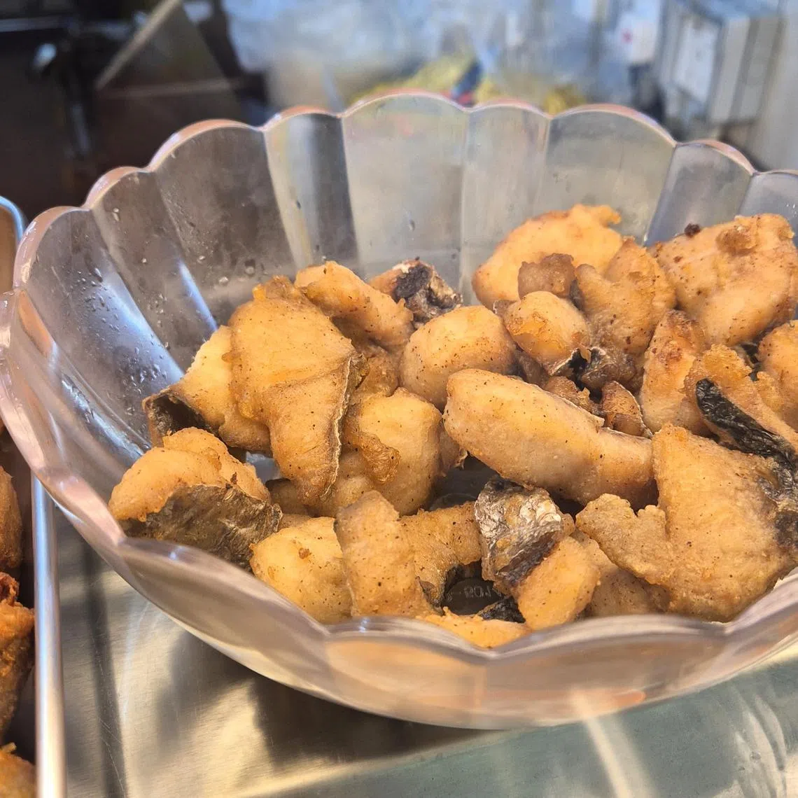 满香中国街的经典卤面加了炸巴当鱼块，配料大块。（陈爱薇摄）