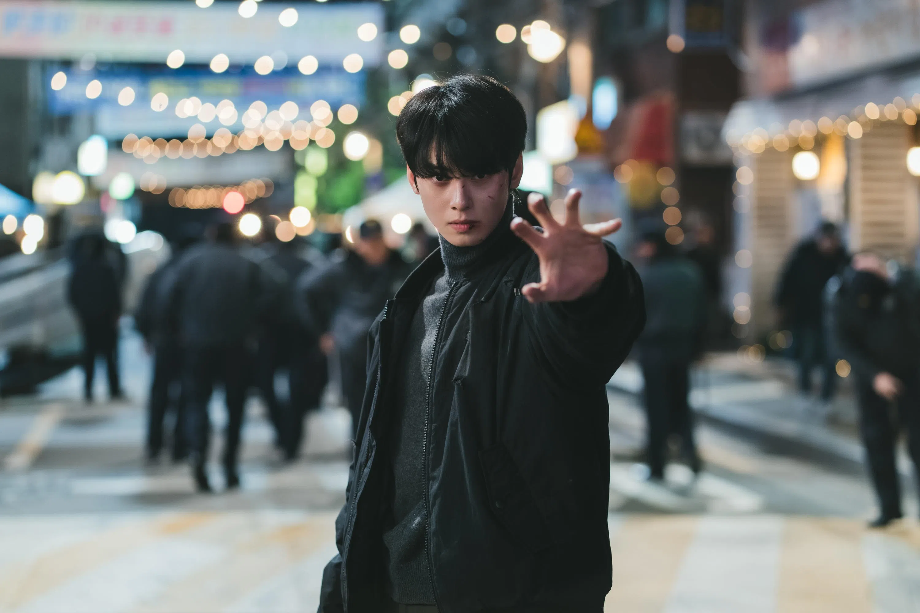 车银优在剧中饰演隐藏超能力的公务员。（Netflix提供）