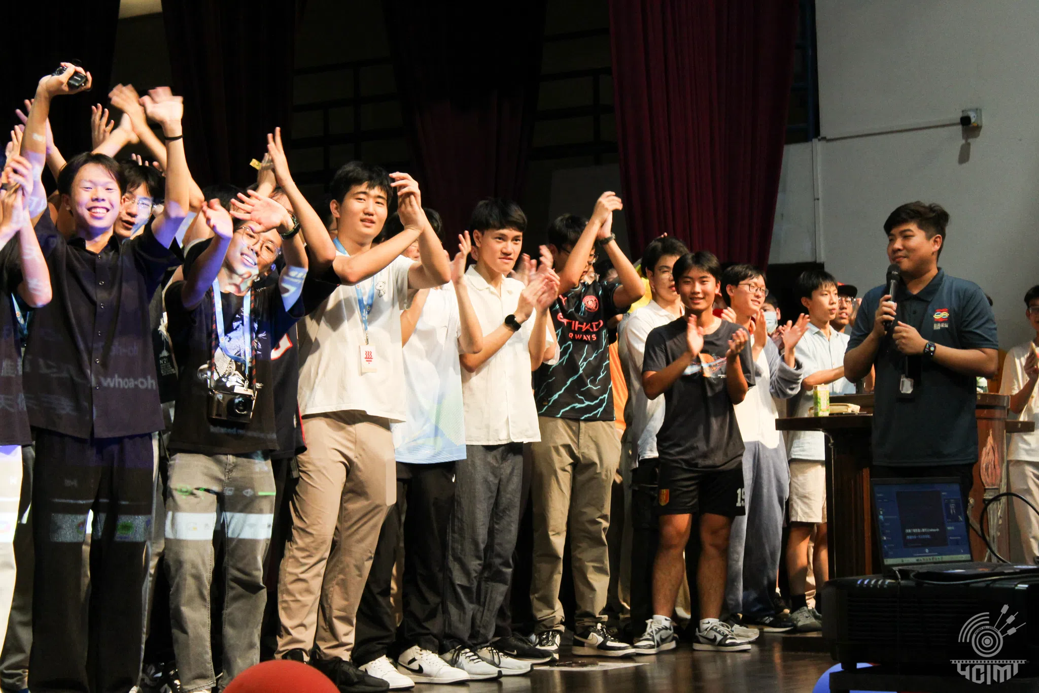 论坛学生筹委在联欢晚会上致谢与献唱。（华侨中学提供）