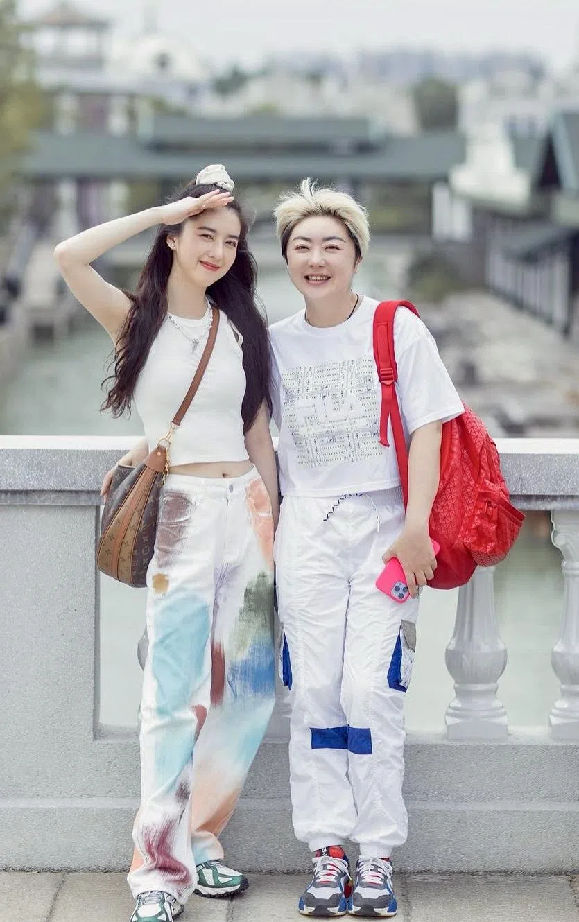 李凯馨（左）说小时候的圣诞节，妈妈权怡凤（右）再忙都会带她在乌节路游车河感受佳节氛围。（取自艺人IG）