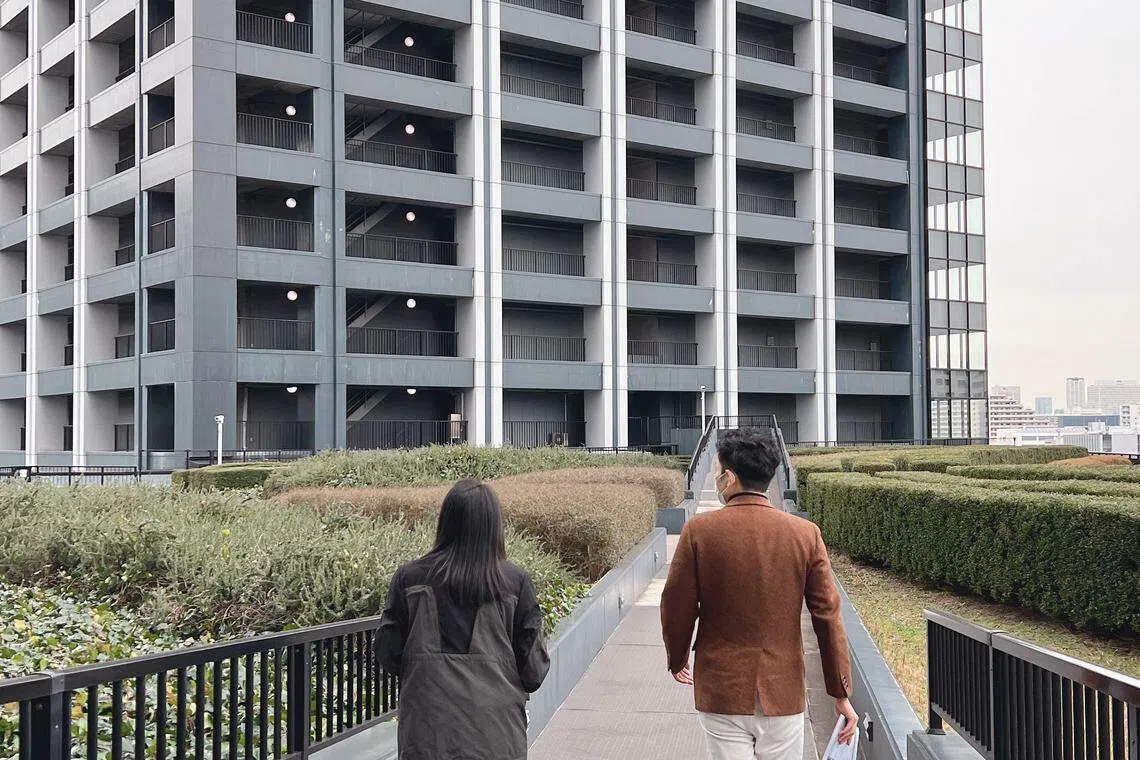 一名日本房产中介（右）带中国客户到位于东京江东区的塔楼项目看房。（受访者提供）