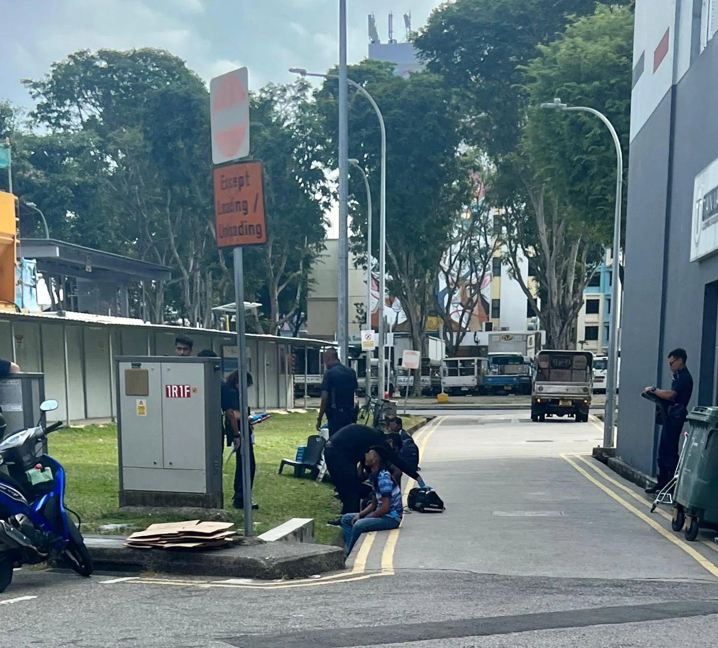 一名客工坐在沟渠旁，相信是伤者。（受访者提供）