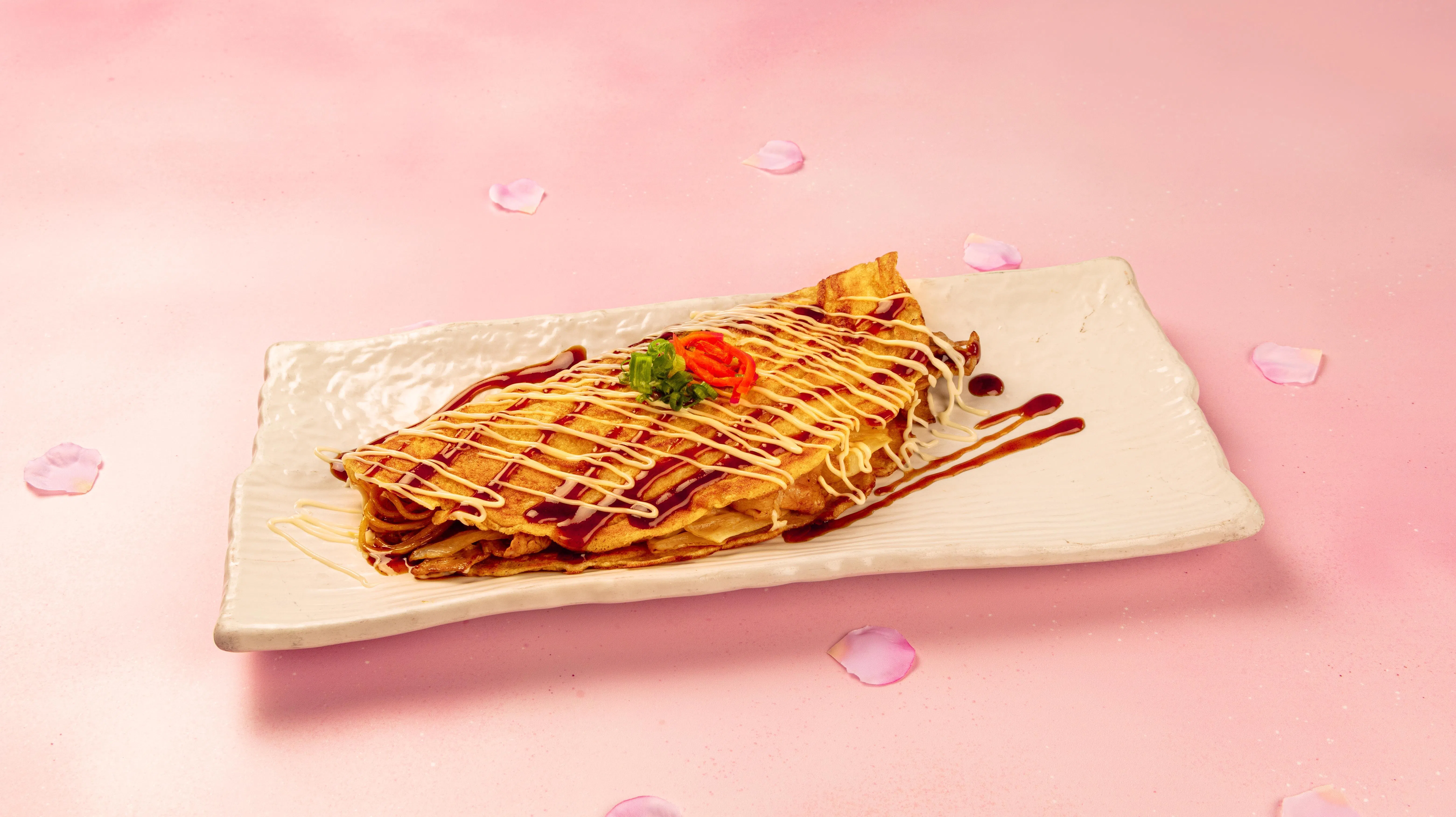 行田烧类似薄饼，含炒面、蔬菜与猪肉，外脆内软。（餐馆提供）