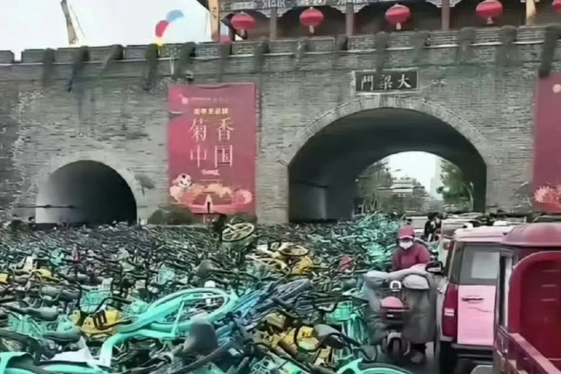 开封地标建筑大梁门门前星期六上午堆满了被遗弃的共享单车。（互联网）