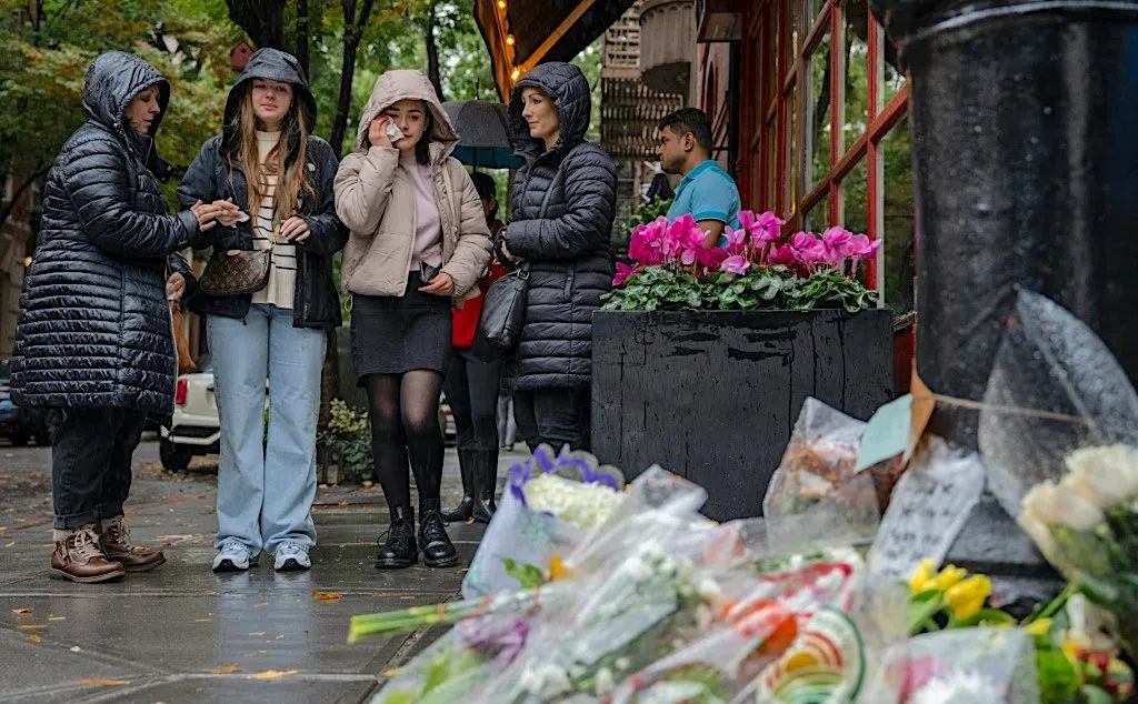 影迷涌到Matthew Perry的住宅建筑物外献花哀悼。（法新社）