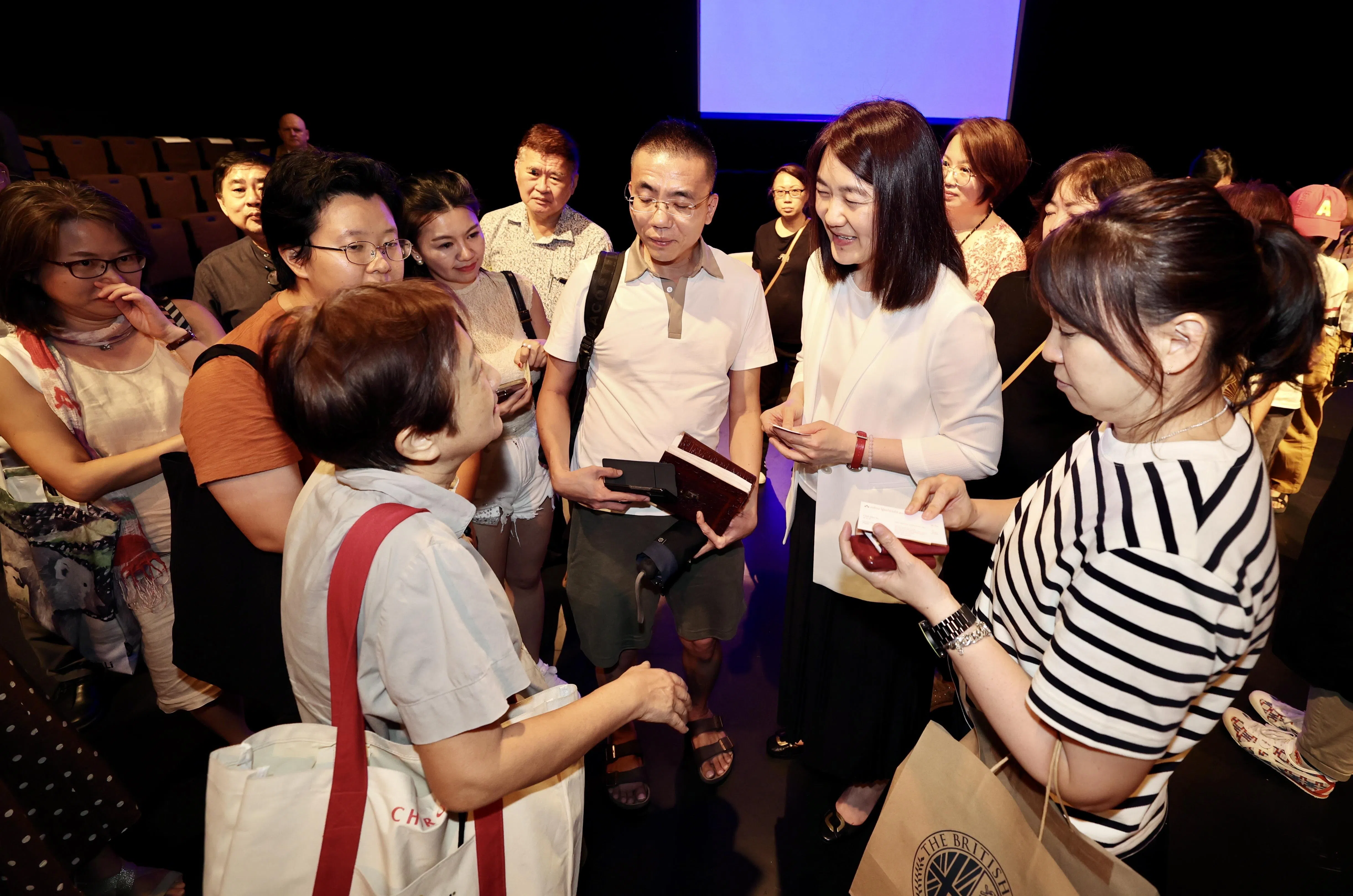 分享会后，吴旻洁（右二）与公众热情交流。（邬福梁摄）